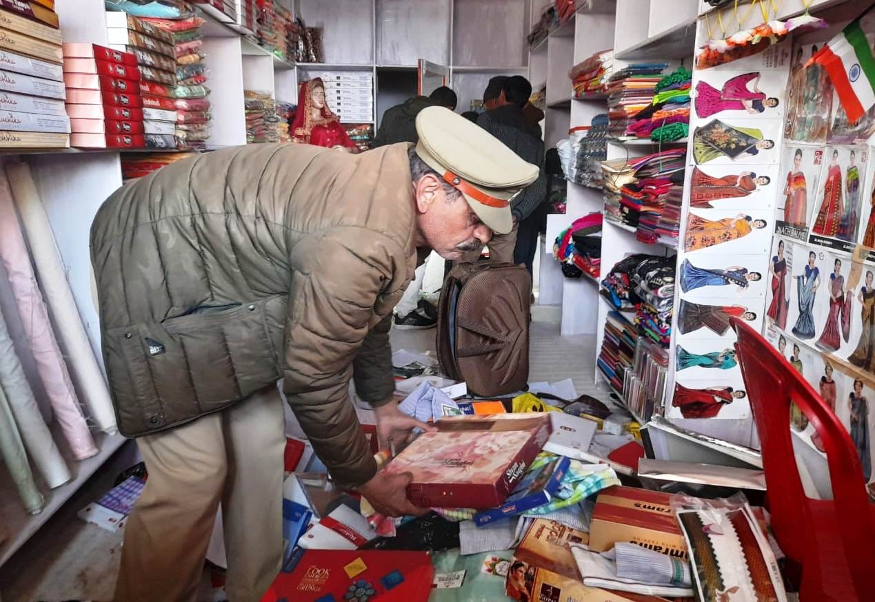 कासगंज ढोलना के मोहम्मदपुर में कपड़े की दुकान में चोरी की वारदात के बाद मौके का निरीक्षण करते वरि कासगंज ढोलना के मोहम्मदपुर में कपड़े की दुकान में चोरी की वारदात के बाद मौके का निरीक्षण करते वरि