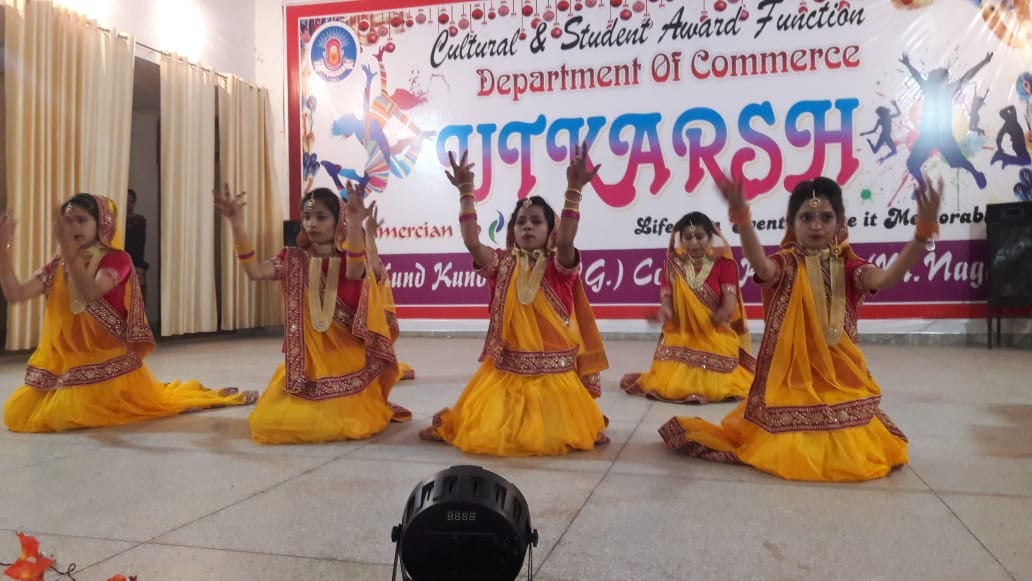 श्री कुन्द कुन्द जैन पीजी कालेज खतौली में आयोजित कार्यक्रम में प्रस्तुति देती छात्राएं। श्री कुन्द कुन्द जैन पीजी कालेज खतौली में आयोजित कार्यक्रम में प्रस्तुति देती छात्राएं।