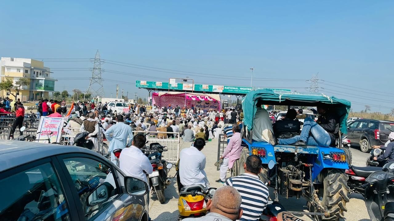  डीघल टोल पर जाम लगाकर बैठे किसान। संवाद