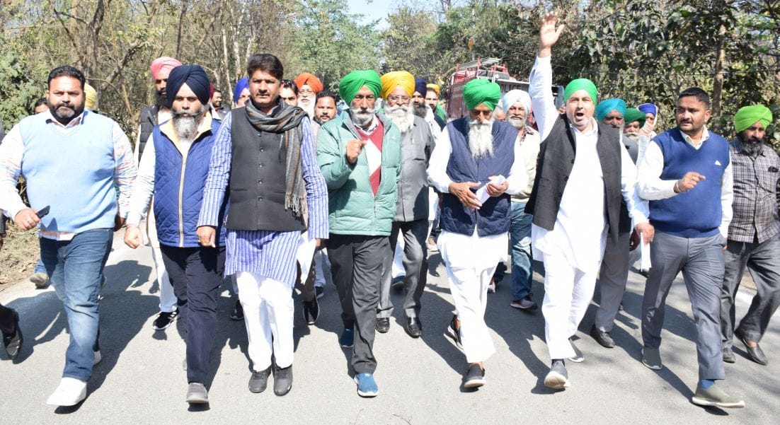 रुद्रपुर के कलक्ट्रेट परिसर में जूलूस निकालते किसान। रुद्रपुर के कलक्ट्रेट परिसर में जूलूस निकालते किसान।