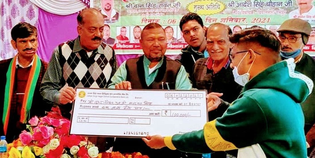 सपुर में लाभार्थियों को चेक वितरण करते उत्तराखंड सहकारी बैक के अध्यक्ष। सपुर में लाभार्थियों को चेक वितरण करते उत्तराखंड सहकारी बैक के अध्यक्ष।