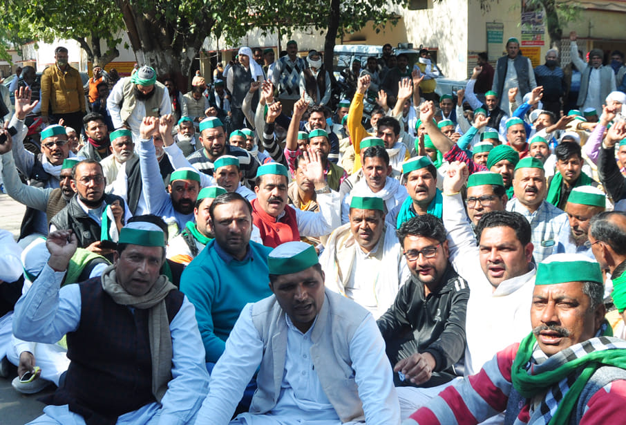सदर तहसील पर प्रदर्शन करते भाकियू कार्यकर्ता। सदर तहसील पर प्रदर्शन करते भाकियू कार्यकर्ता।