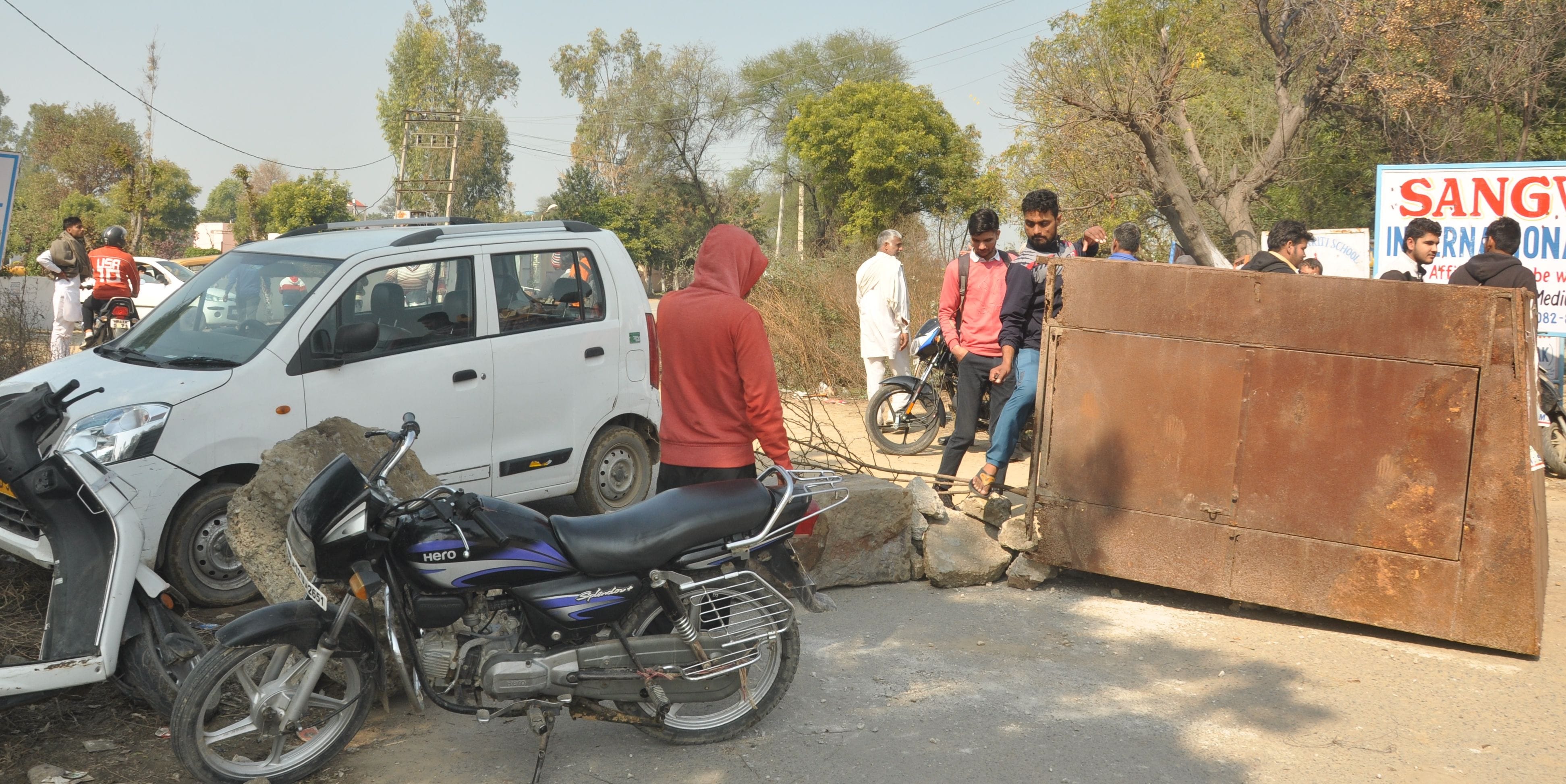 गांव चमारिया में सडक पर किसानों ने लगाया गया जाम। गांव चमारिया में सडक पर किसानों ने लगाया गया जाम।