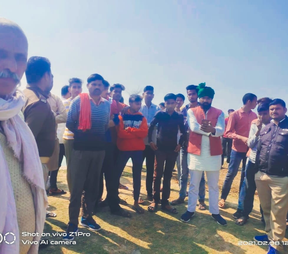 नहर किनारे मौजूद ग्रामीण व परिजन नहर किनारे मौजूद ग्रामीण व परिजन