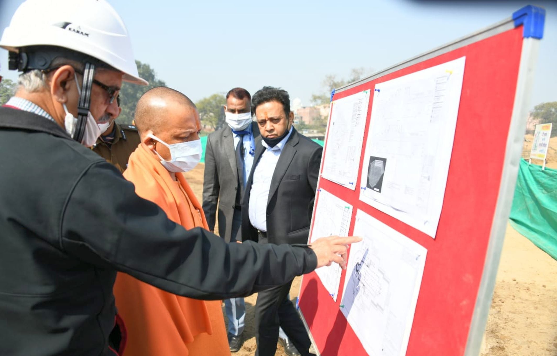 अयोध्या-रामजन्म भूमि परिसर में चल रहे कार्य का साइट प्लान देखते मुख्यमंत्री योगी आदित्यनाथ