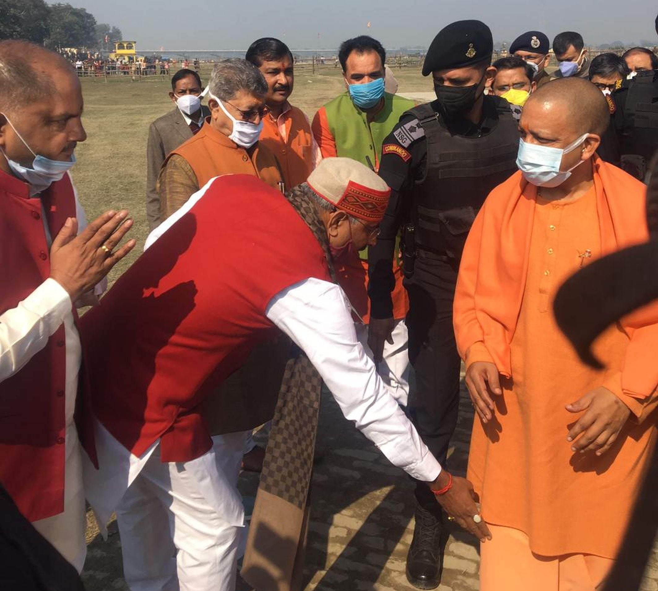 अयोध्या-जनप्रतिनिधियों से मुलाकात करते मुख्यमंत्री