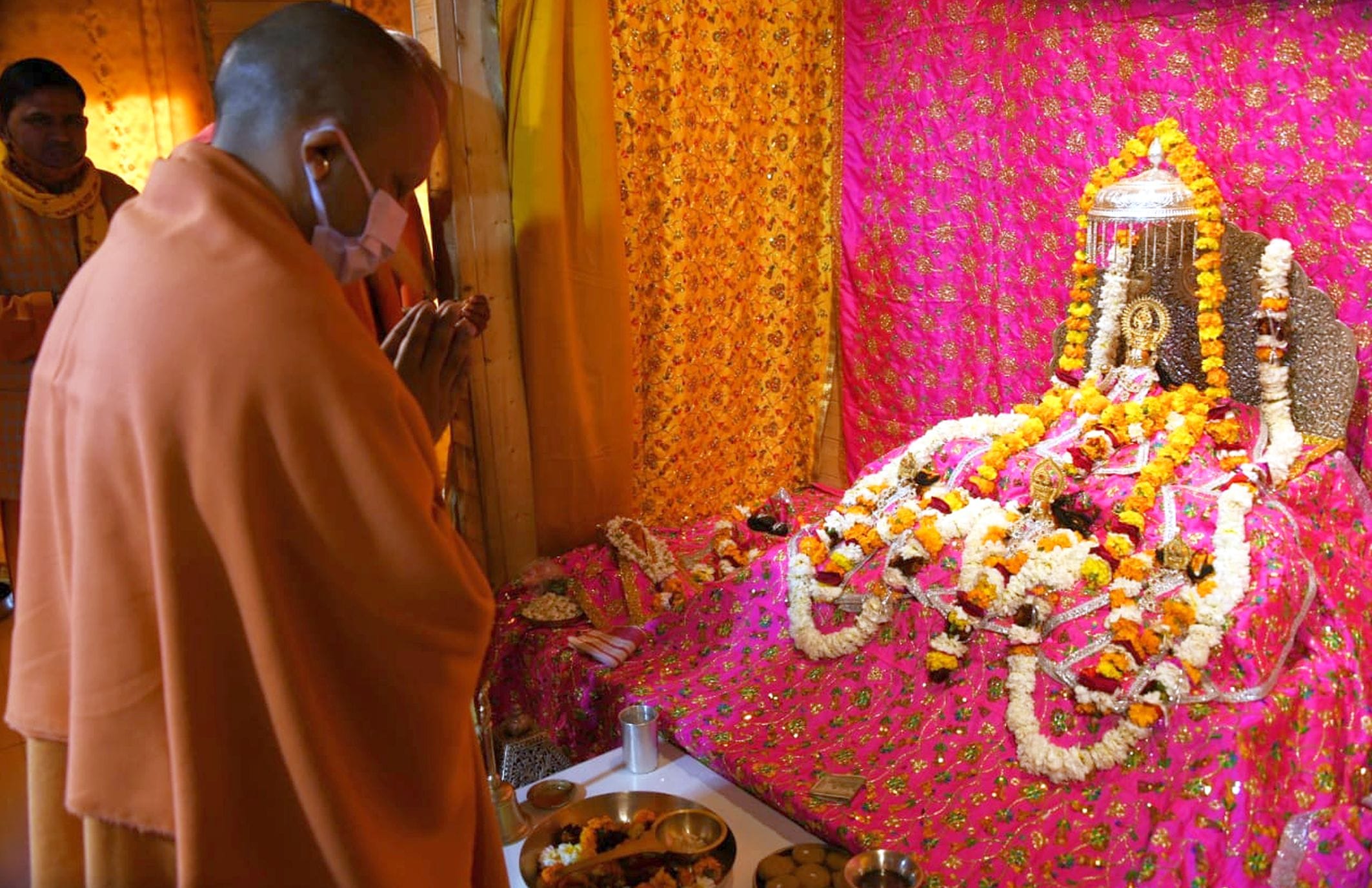 अयोध्या-रामलला का दर्शन कर नमन करते मुख्ममंत्री योगी आदित्यनाथ अयोध्या-रामलला का दर्शन कर नमन करते मुख्ममंत्री योगी आदित्यनाथ