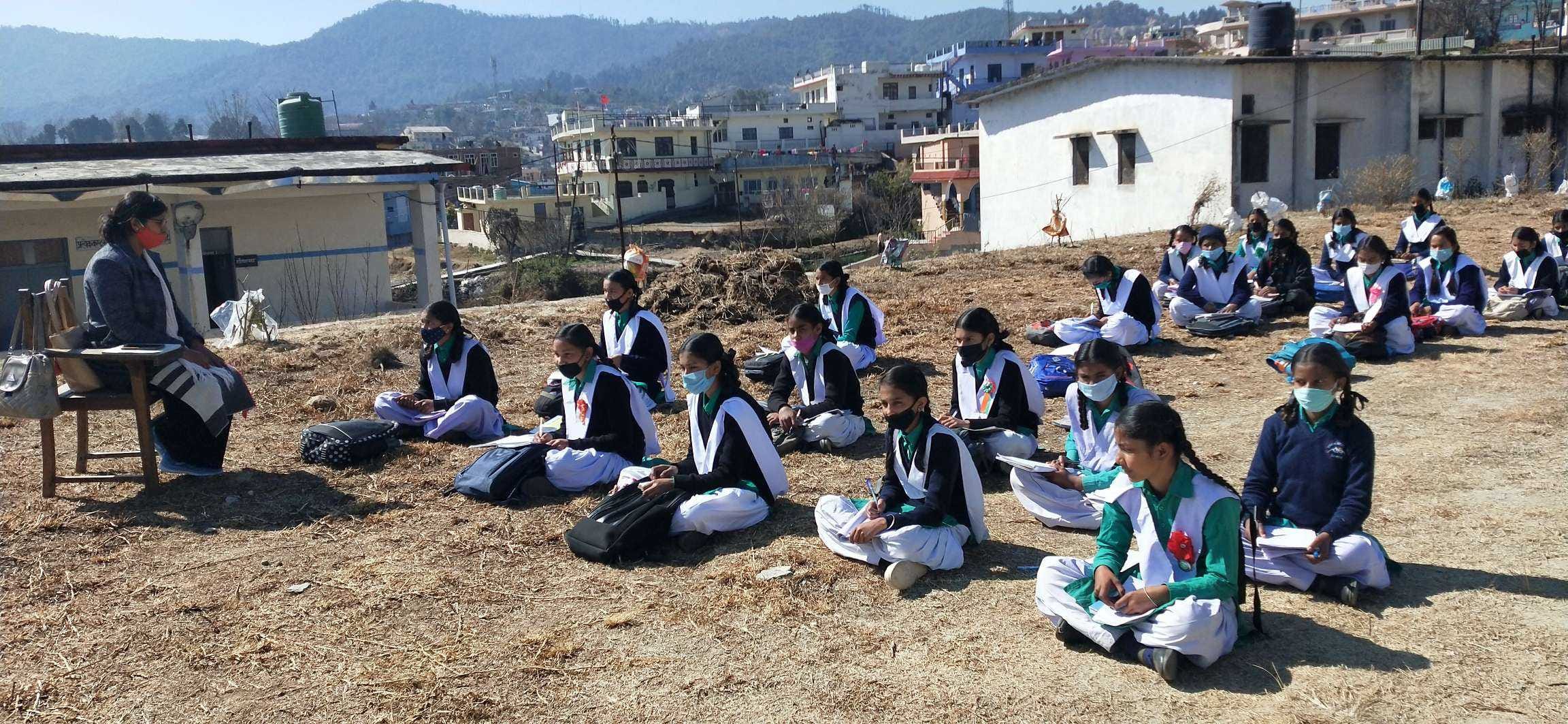 चंपावत जीजीआईसी में पढ़ाई करती नौंवी कक्षा की छात्राएं। चंपावत जीजीआईसी में पढ़ाई करती नौंवी कक्षा की छात्राएं।