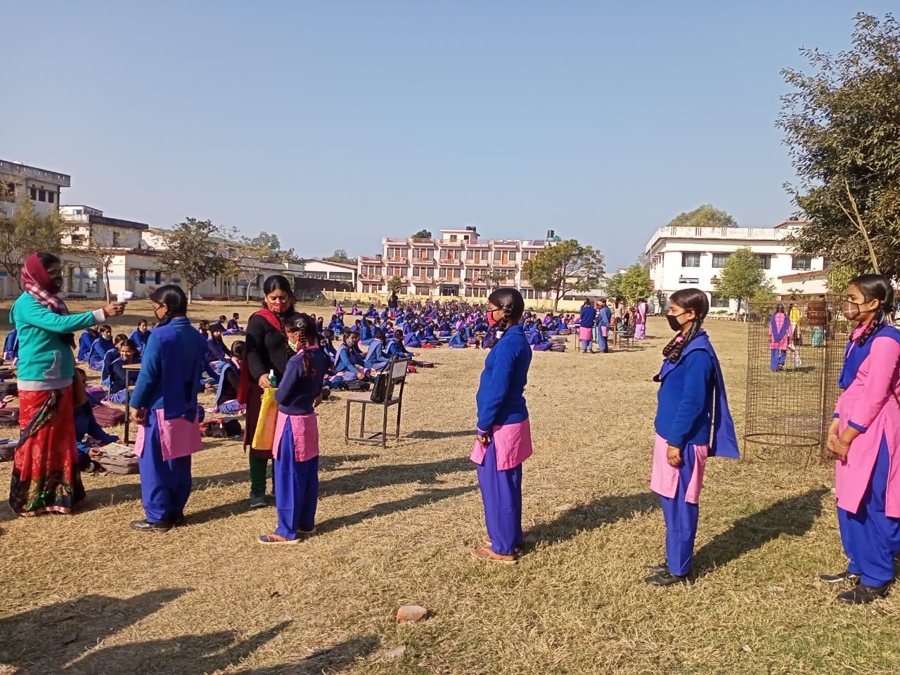 टनकपुर जीजीआईसी में छात्राओं की थर्मल स्क्रिनिंग से जांच करती महिला कर्मचारी। टनकपुर जीजीआईसी में छात्राओं की थर्मल स्क्रिनिंग से जांच करती महिला कर्मचारी।