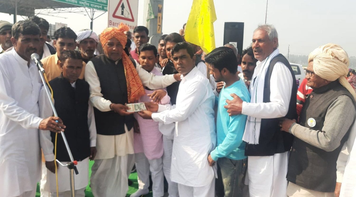 किसान आंदोलन के समर्थन में सहायता राशि देते वाल्मीकि समाज के लोग। संवाद किसान आंदोलन के समर्थन में सहायता राशि देते वाल्मीकि समाज के लोग। संवाद