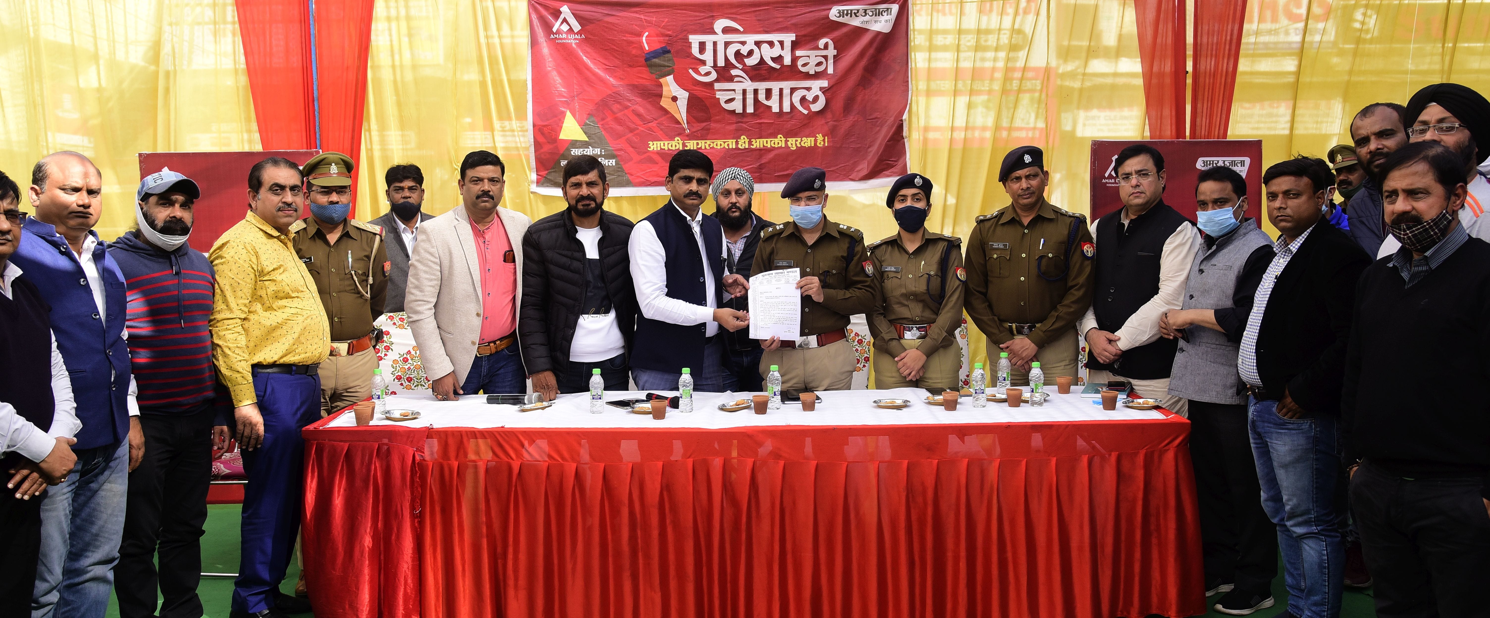 भूतनाथ बाजार में अमर उजाला की ओर से आयोजित पुलिस की चौपाल कार्यक्रम में व्यापारियों ने समस्याओं ? भूतनाथ बाजार में अमर उजाला की ओर से आयोजित पुलिस की चौपाल कार्यक्रम में व्यापारियों ने समस्याओं ?