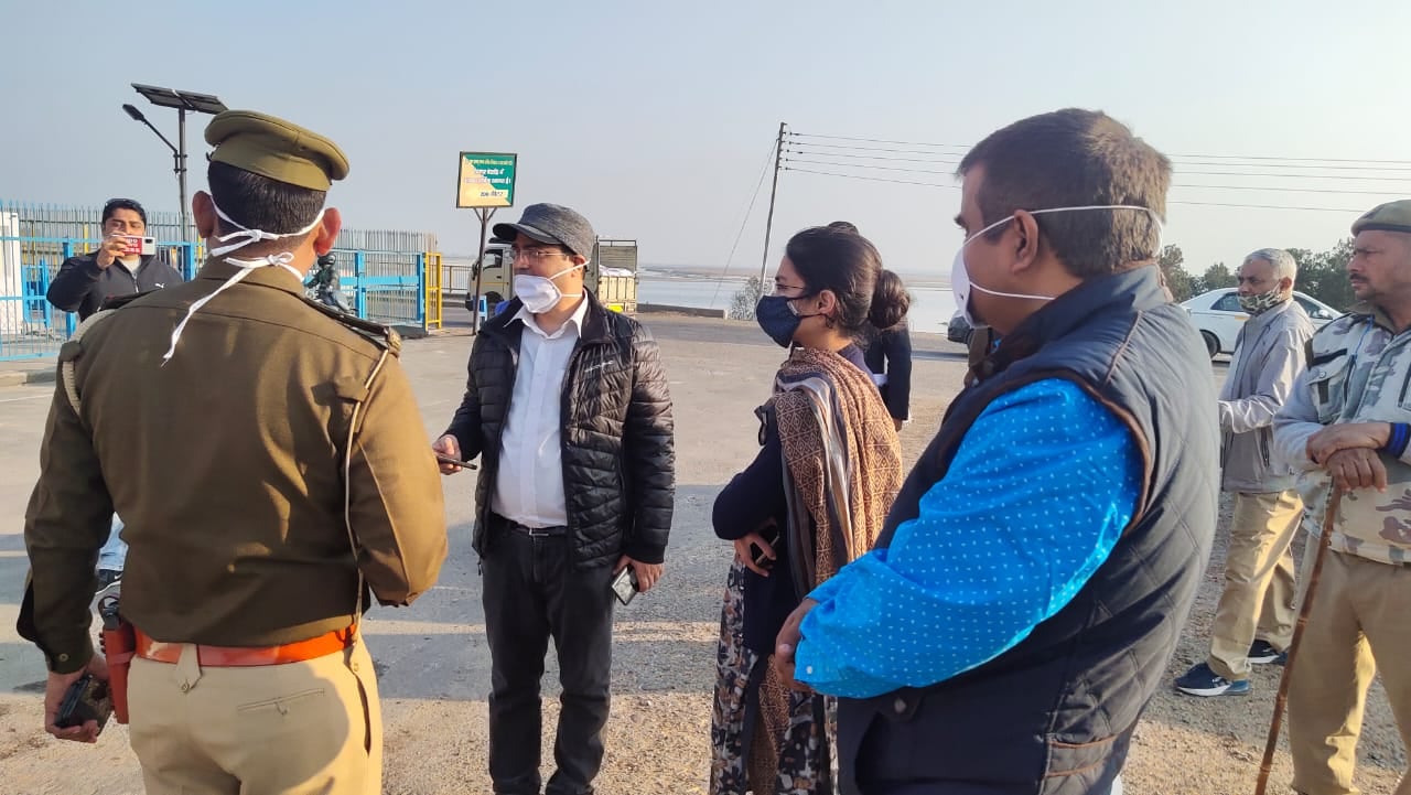 मीरापुर में गंगा में बाढ आने की संभावना के चलते लोगो को अलर्ट कर अधिकारी। मीरापुर में गंगा में बाढ आने की संभावना के चलते लोगो को अलर्ट कर अधिकारी।
