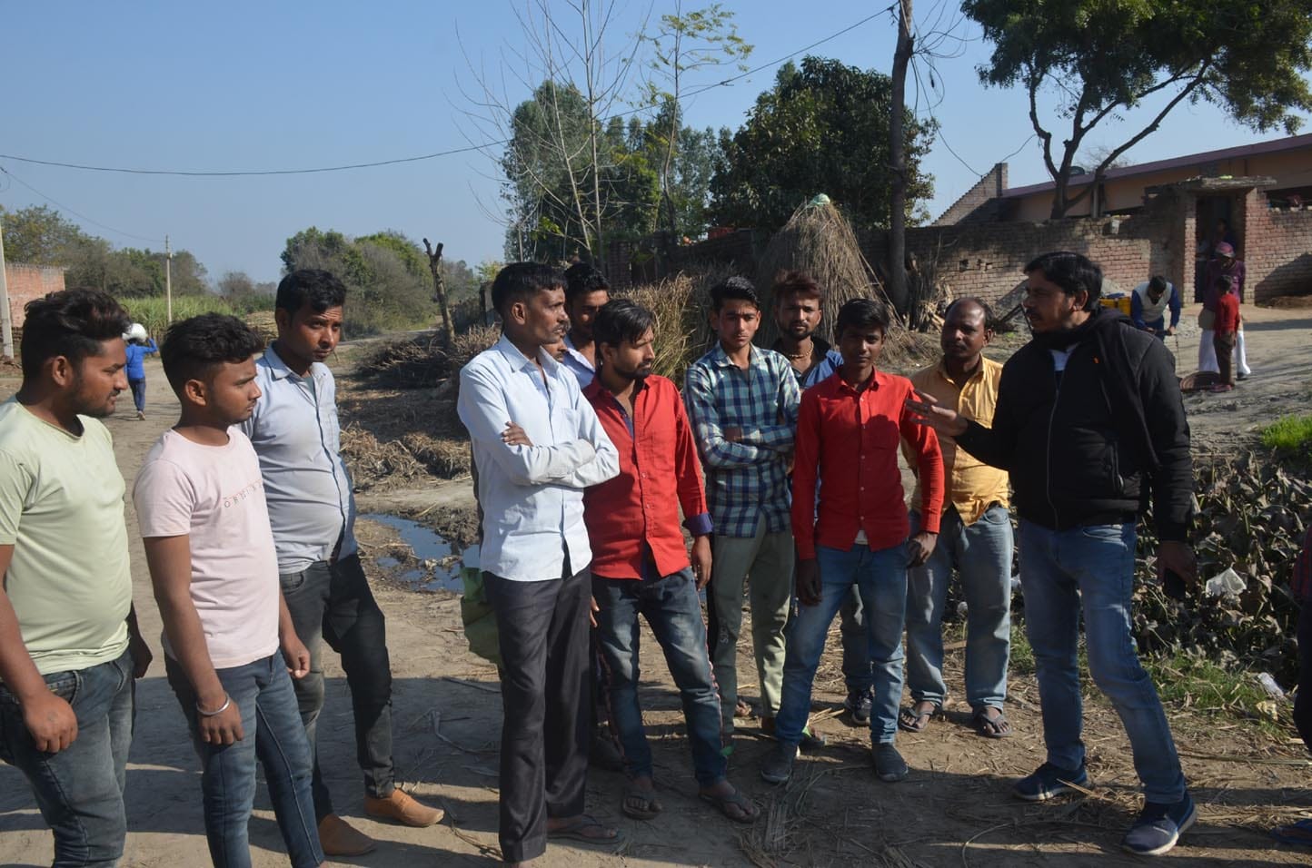 महाराज नगर के ग्रामीणो को बाड अलर्ट होने की सुचना देते लेखपाल सोमपाल सिंह। महाराज नगर के ग्रामीणो को बाड अलर्ट होने की सुचना देते लेखपाल सोमपाल सिंह।