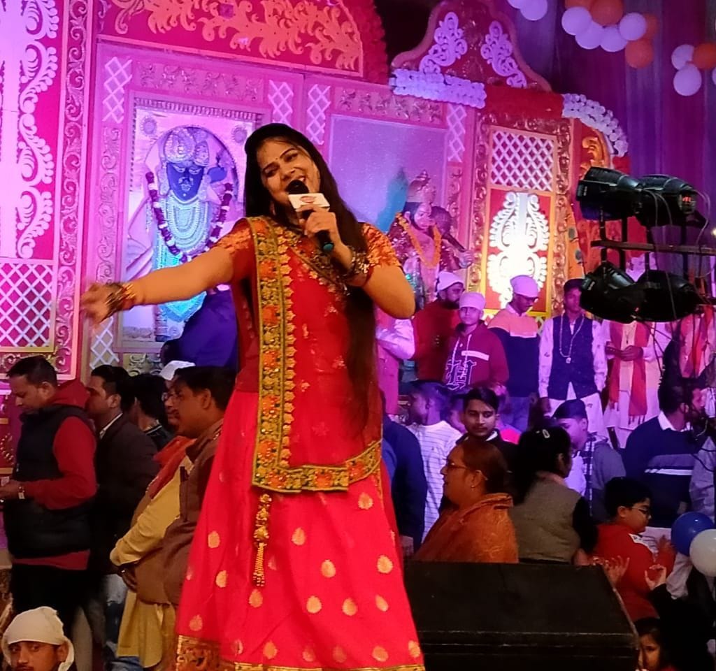 बाजपुर में बाबा खाटू श्याम जागरण में भजन प्रस्तुत करती गायक अंजलि द्विवेदी बाजपुर में बाबा खाटू श्याम जागरण में भजन प्रस्तुत करती गायक अंजलि द्विवेदी