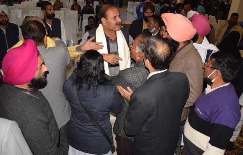 रुद्रपुर में बैंक की एजीएम में हंगामा करते प्रतिनिधि। रुद्रपुर में बैंक की एजीएम में हंगामा करते प्रतिनिधि।