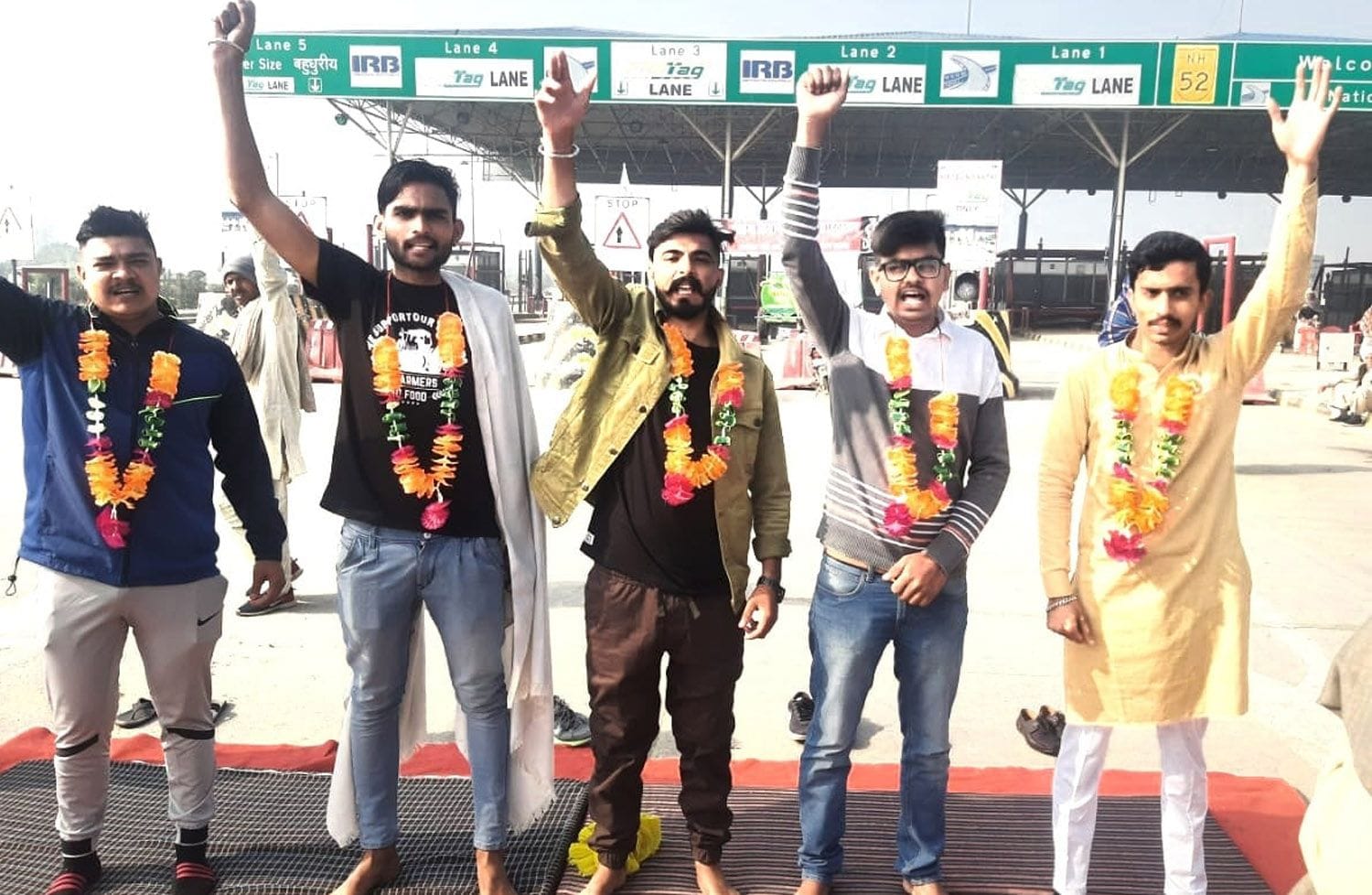 बद्दोवाल टोल पर क्रमिक अनशन पर रहने वाले युवा नारेबाजी करते हुए। बद्दोवाल टोल पर क्रमिक अनशन पर रहने वाले युवा नारेबाजी करते हुए।