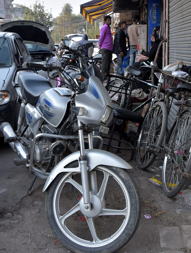 जिला अस्पताल रोड़ कार में व्यक्ति को लेजाने के बाद घटना कार की दुकान पर छोड़ी गयी कार
