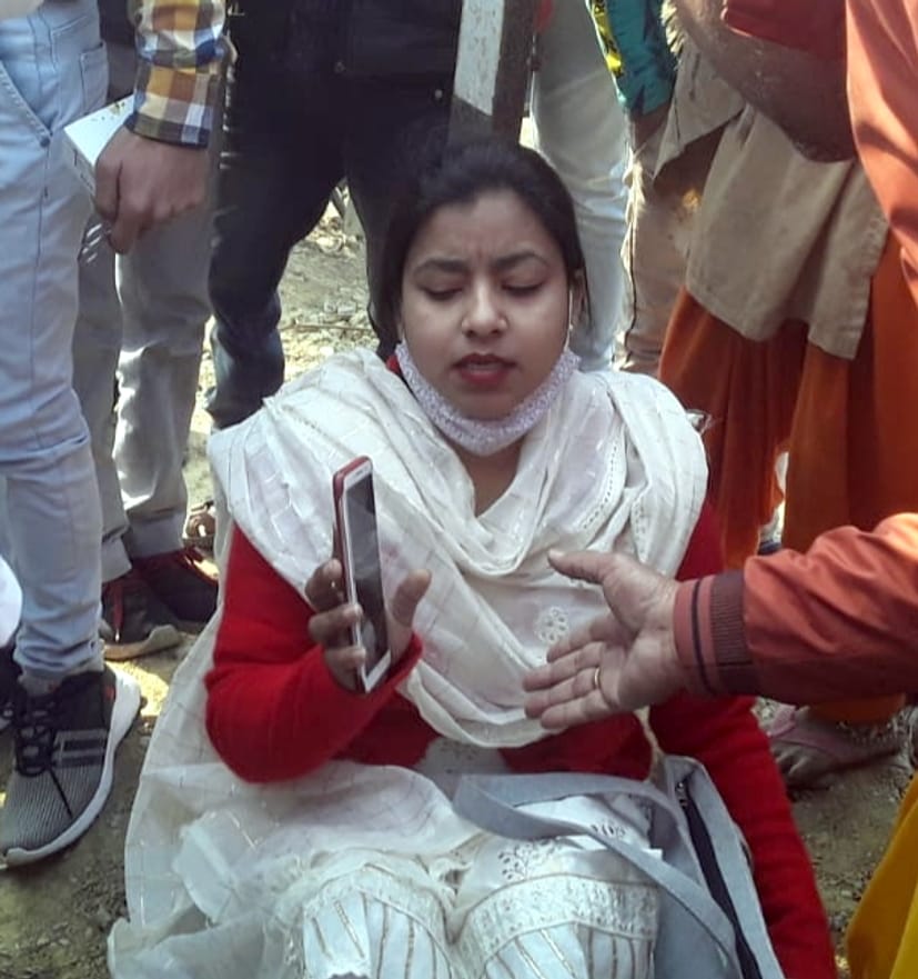लखीमपुर में बस पलटने के बाद घर वालों को हादसे की जानकारी देती एक युवती। संवाद लखीमपुर में बस पलटने के बाद घर वालों को हादसे की जानकारी देती एक युवती। संवाद