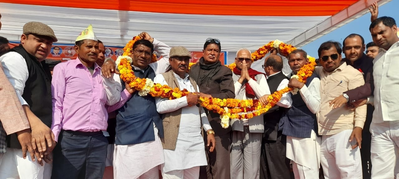 नहटौर में लोकतंत्र सुरक्षा पार्टी के कार्यकर्ता सम्मेलन में मुख्य अतिथि का स्वागत करते कार्यकर? नहटौर में लोकतंत्र सुरक्षा पार्टी के कार्यकर्ता सम्मेलन में मुख्य अतिथि का स्वागत करते कार्यकर?