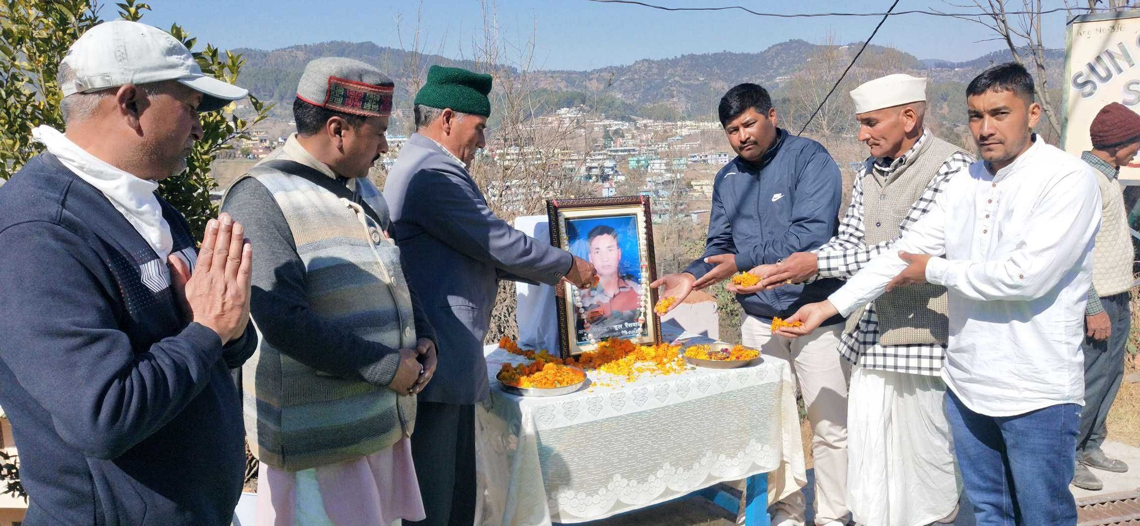 पंपोर में पिछले साल शहीद हुए राहुल रैंसवाल के चित्र पर माल्यार्पण करते पिता, भाई और अन्य लोग। पंपोर में पिछले साल शहीद हुए राहुल रैंसवाल के चित्र पर माल्यार्पण करते पिता, भाई और अन्य लोग।
