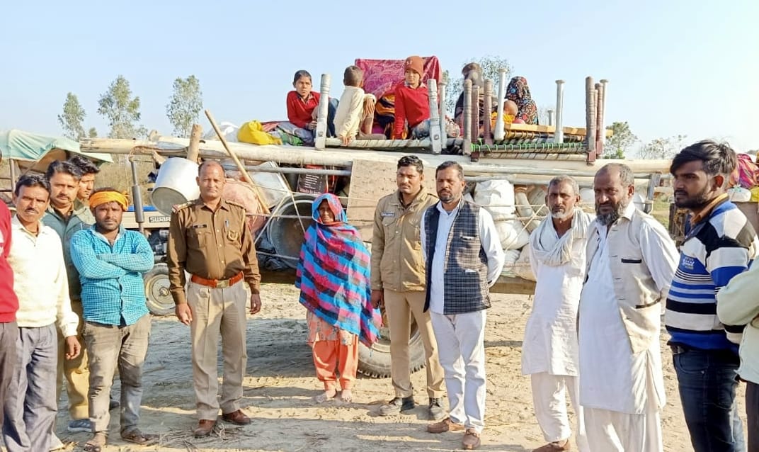 मंडावर के गांव कोहरपुर के सामने गंगा पर प्लेज लगाने वालो को वापस अपने गांव भेजते थाना प्रभारी। मंडावर के गांव कोहरपुर के सामने गंगा पर प्लेज लगाने वालो को वापस अपने गांव भेजते थाना प्रभारी।