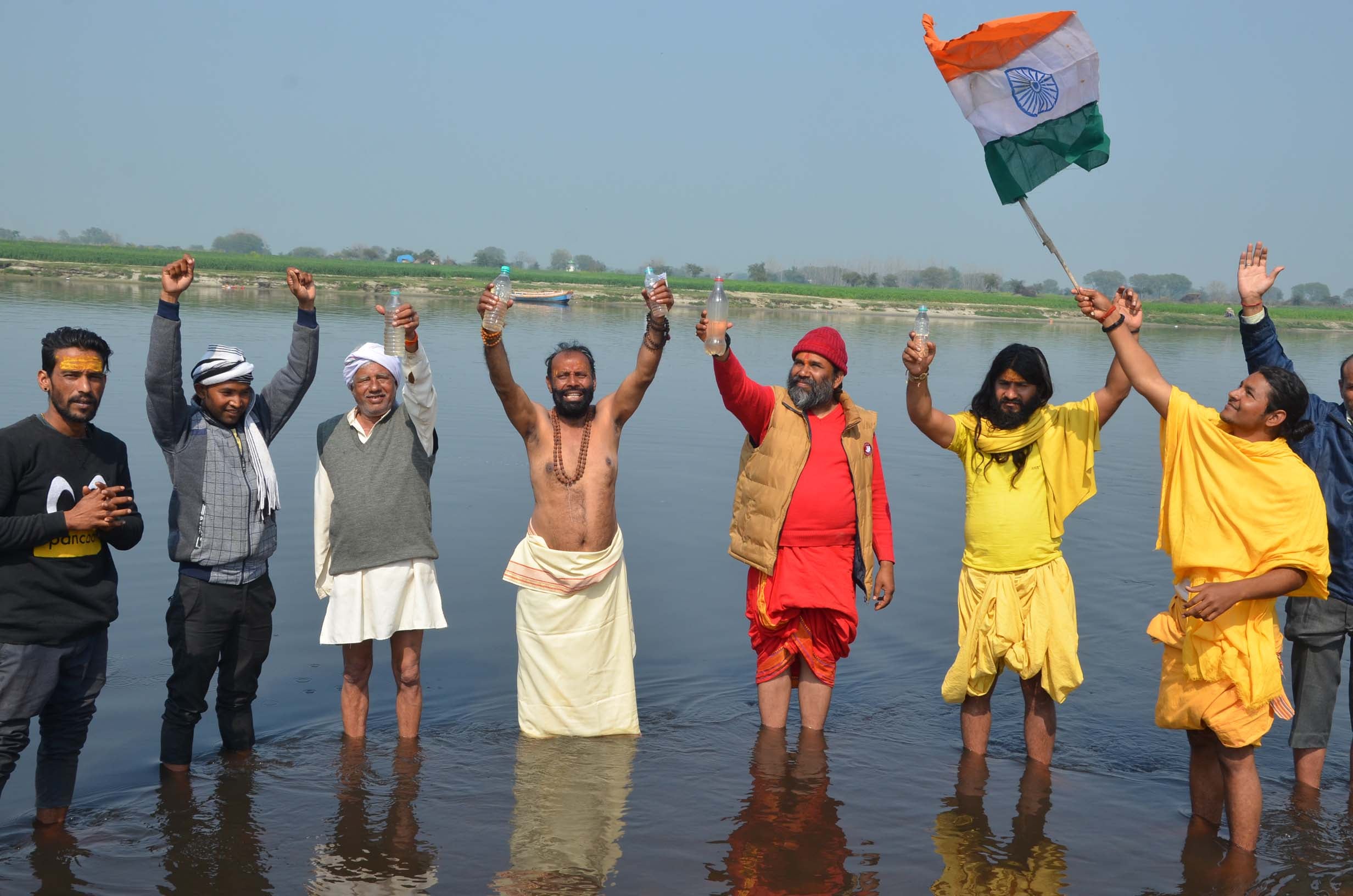 वृंदावन, जुगल घाट पर गंदे यमुना जल को लेकर प्रदर्शन करते ताराचंद गोस्वामी व अन्य। वृंदावन, जुगल घाट पर गंदे यमुना जल को लेकर प्रदर्शन करते ताराचंद गोस्वामी व अन्य।