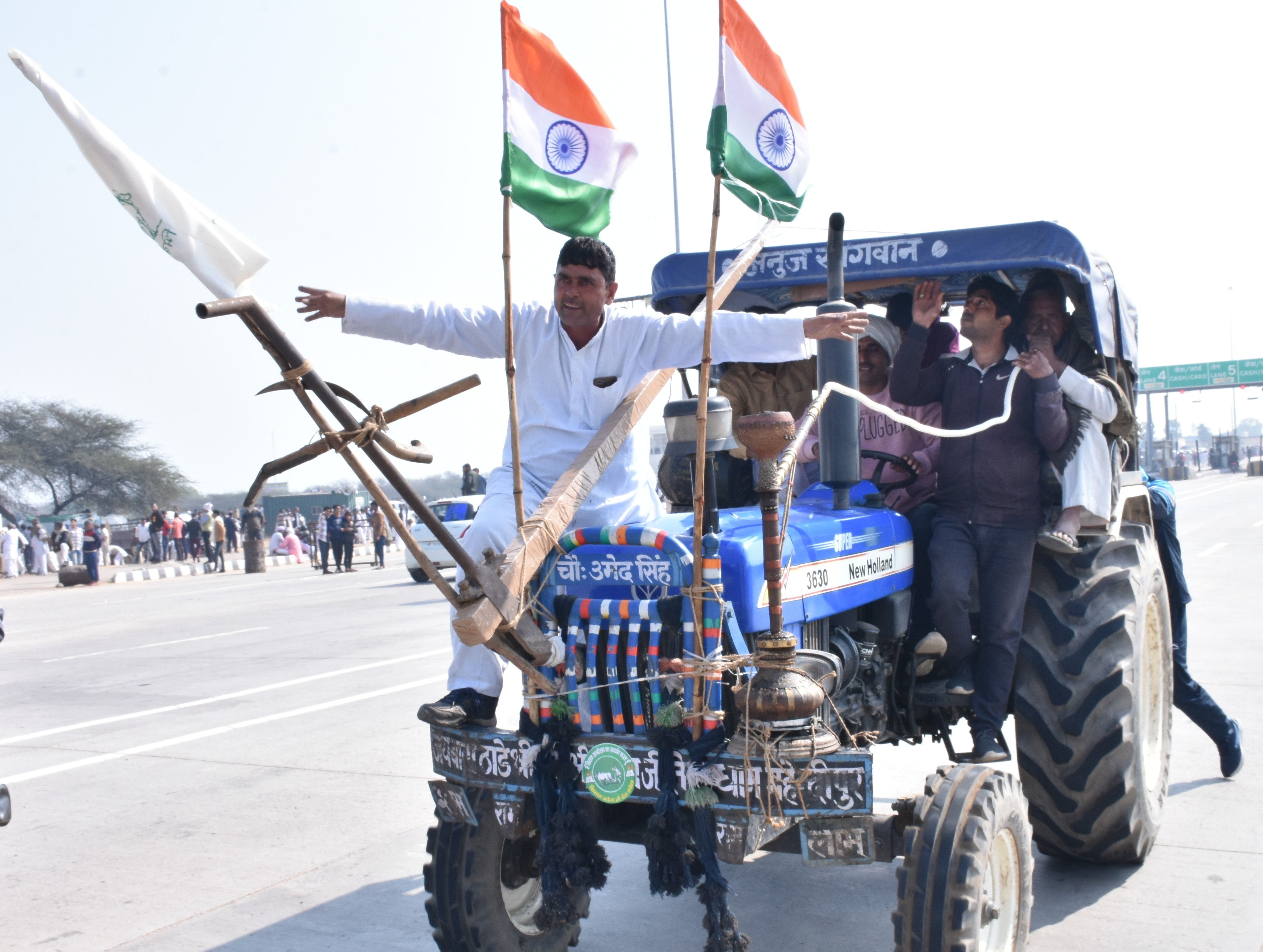 कितलाना टोल स्थित महापंचायत में ट्रैक्टर पर हल लगाकर जाते किसान। संवाद कितलाना टोल स्थित महापंचायत में ट्रैक्टर पर हल लगाकर जाते किसान। संवाद