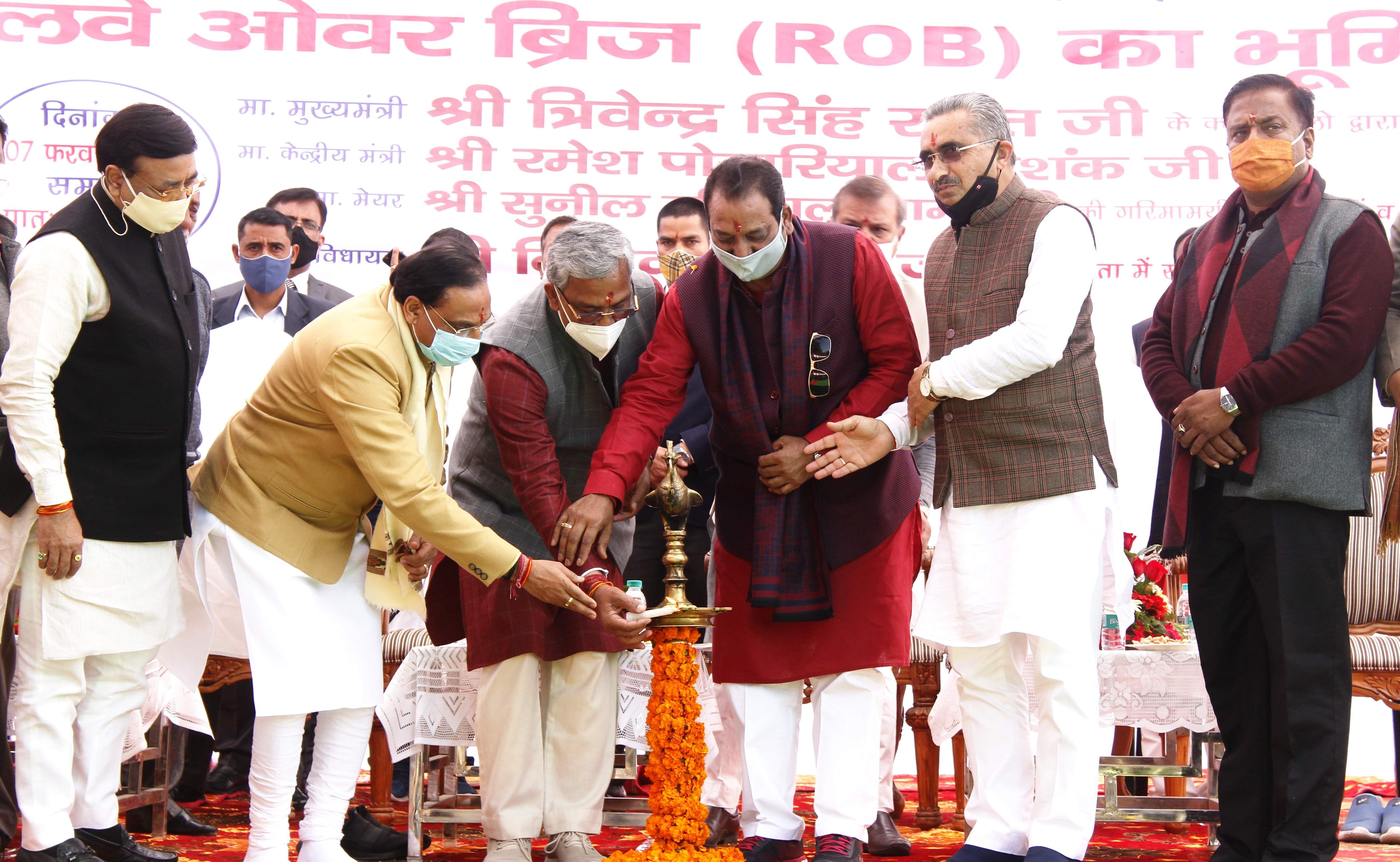 रेलवे ओवर ब्रिज का शिलान्यास करते मुख्यमंत्री त्रिवेंद्र सिंह रावत, केन्द्रीय मंत्री रमेश पोखर? रेलवे ओवर ब्रिज का शिलान्यास करते मुख्यमंत्री त्रिवेंद्र सिंह रावत, केन्द्रीय मंत्री रमेश पोखर?