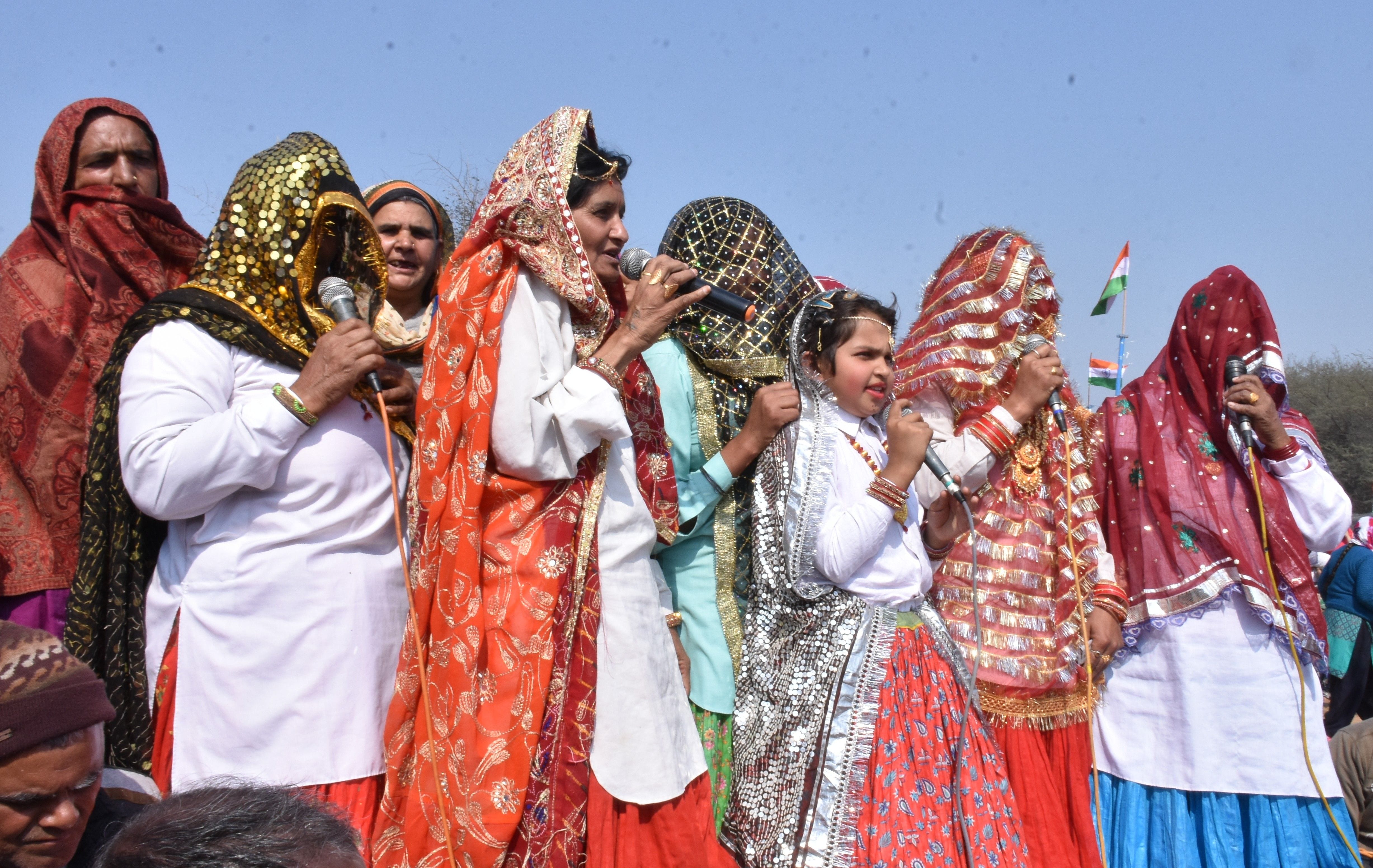 भिवानी में किसान महापंचायत में हरियाणवी गीत सुनातीं महिलाएं। संवाद भिवानी में किसान महापंचायत में हरियाणवी गीत सुनातीं महिलाएं। संवाद