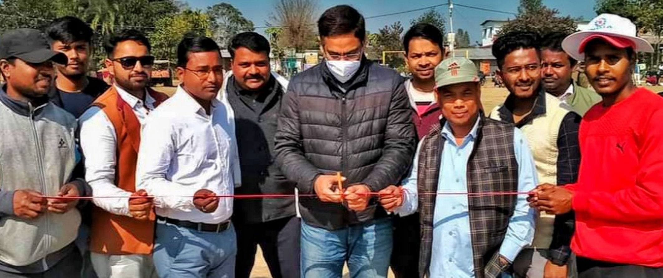 शक्तिफार्म के देवनगर में क्रिकेट प्रतियोगिता का उद्घाटन करते विधायक सौरभ बहुगुणा। शक्तिफार्म के देवनगर में क्रिकेट प्रतियोगिता का उद्घाटन करते विधायक सौरभ बहुगुणा।