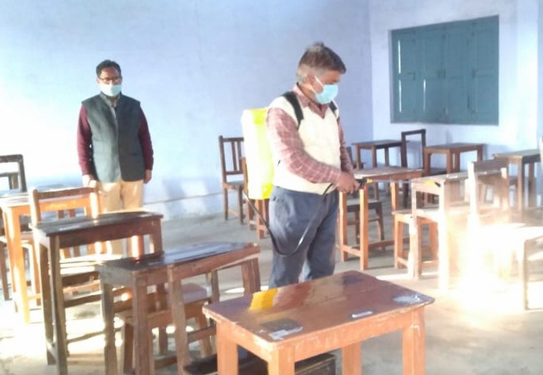 काशीपुर उदयराज हिंदु इंटर कॉलेज में कक्षा को सेनिटाइज करता कर्मचारी। काशीपुर उदयराज हिंदु इंटर कॉलेज में कक्षा को सेनिटाइज करता कर्मचारी।