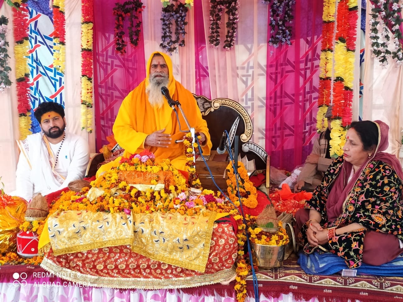 रठियान में प्रवचन देते कथा वाचक सुभाष शास्त्री।