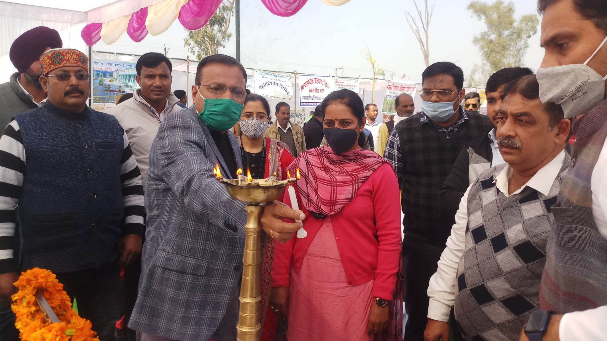 सितारगंज में आयोजित बहुउद्देशीय शिविर का शुभारंभ करते विधायक सौरभ बहुगुणा, ब्लॉक प्रमुख कमलजीत सितारगंज में आयोजित बहुउद्देशीय शिविर का शुभारंभ करते विधायक सौरभ बहुगुणा, ब्लॉक प्रमुख कमलजीत