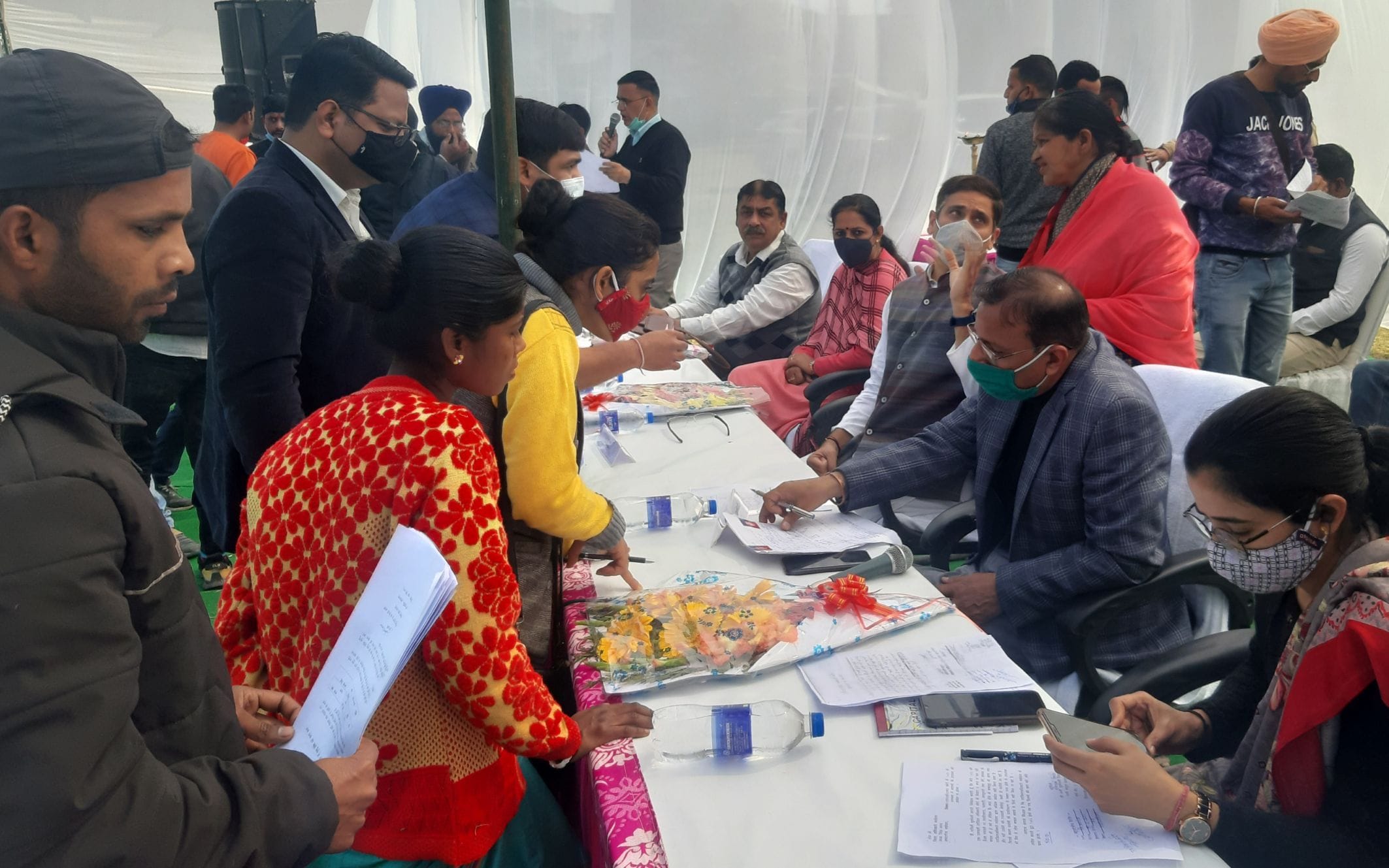 सितारगंज में आयोजित बहुउद्देशीय शिविर में समस्याएं सुनते विधायक सौरभ बहुगुणा, एडीएम उत्तम सिंह सितारगंज में आयोजित बहुउद्देशीय शिविर में समस्याएं सुनते विधायक सौरभ बहुगुणा, एडीएम उत्तम सिंह