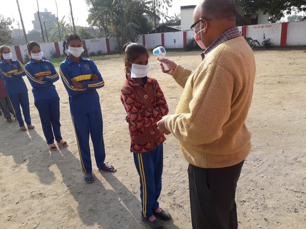 फोटो        बाजपुर के एक विद्यालय में प्रवेश के दौरान विद्यार्थियों की जांच करते कर्मचारी।
