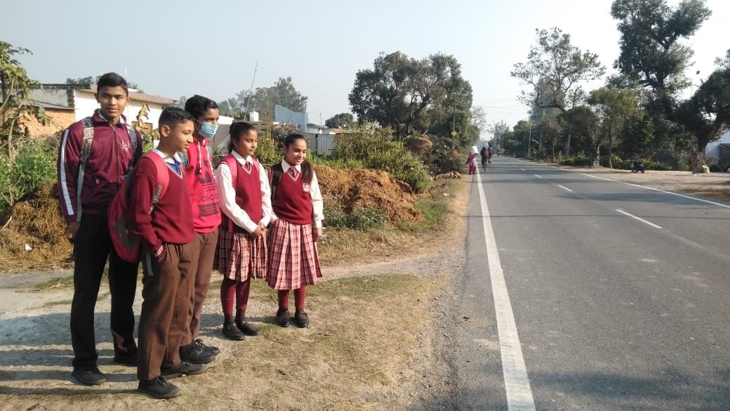खटीमा में बस केश् इंतजार में स्कूली बच्चे।