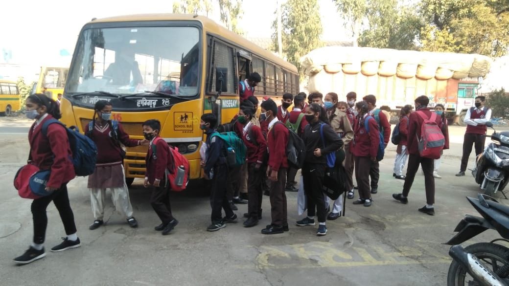 खटीमा में बस उतरे स्कूली बच्चें।