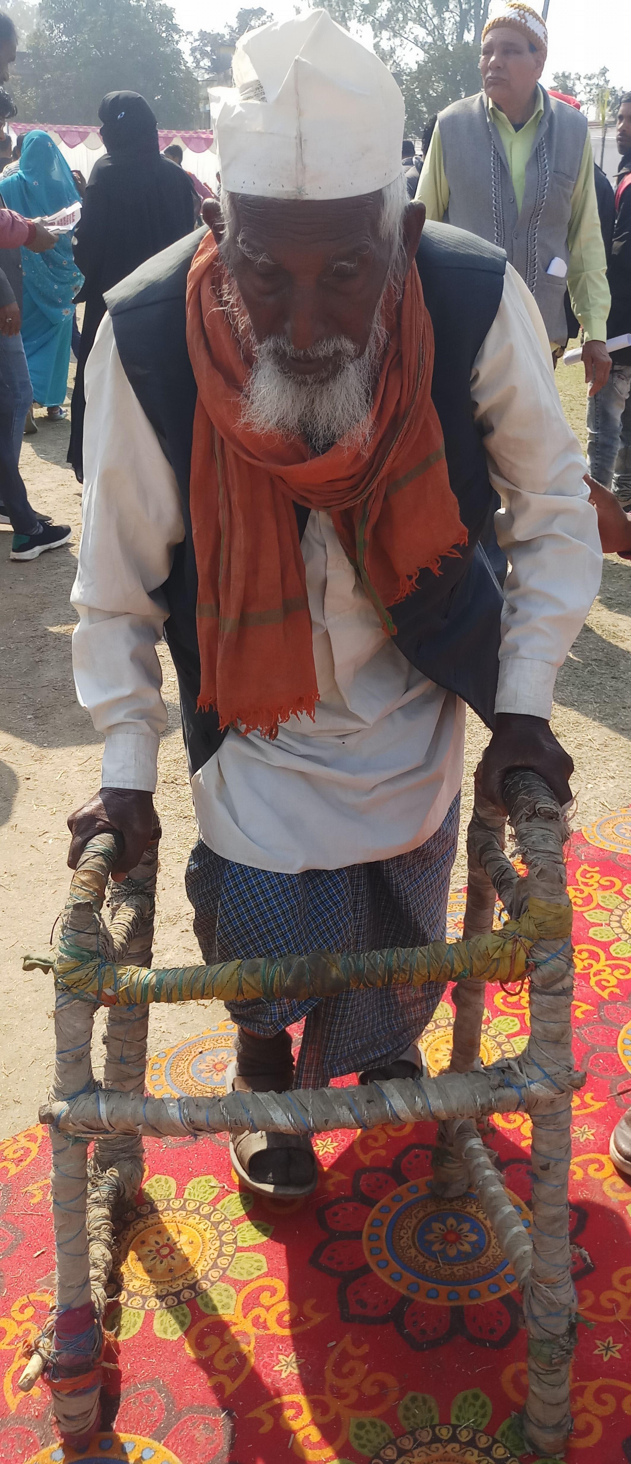 ट्राईसाइकिल की मांग करने पहुंचे साबिर अली। ट्राईसाइकिल की मांग करने पहुंचे साबिर अली।