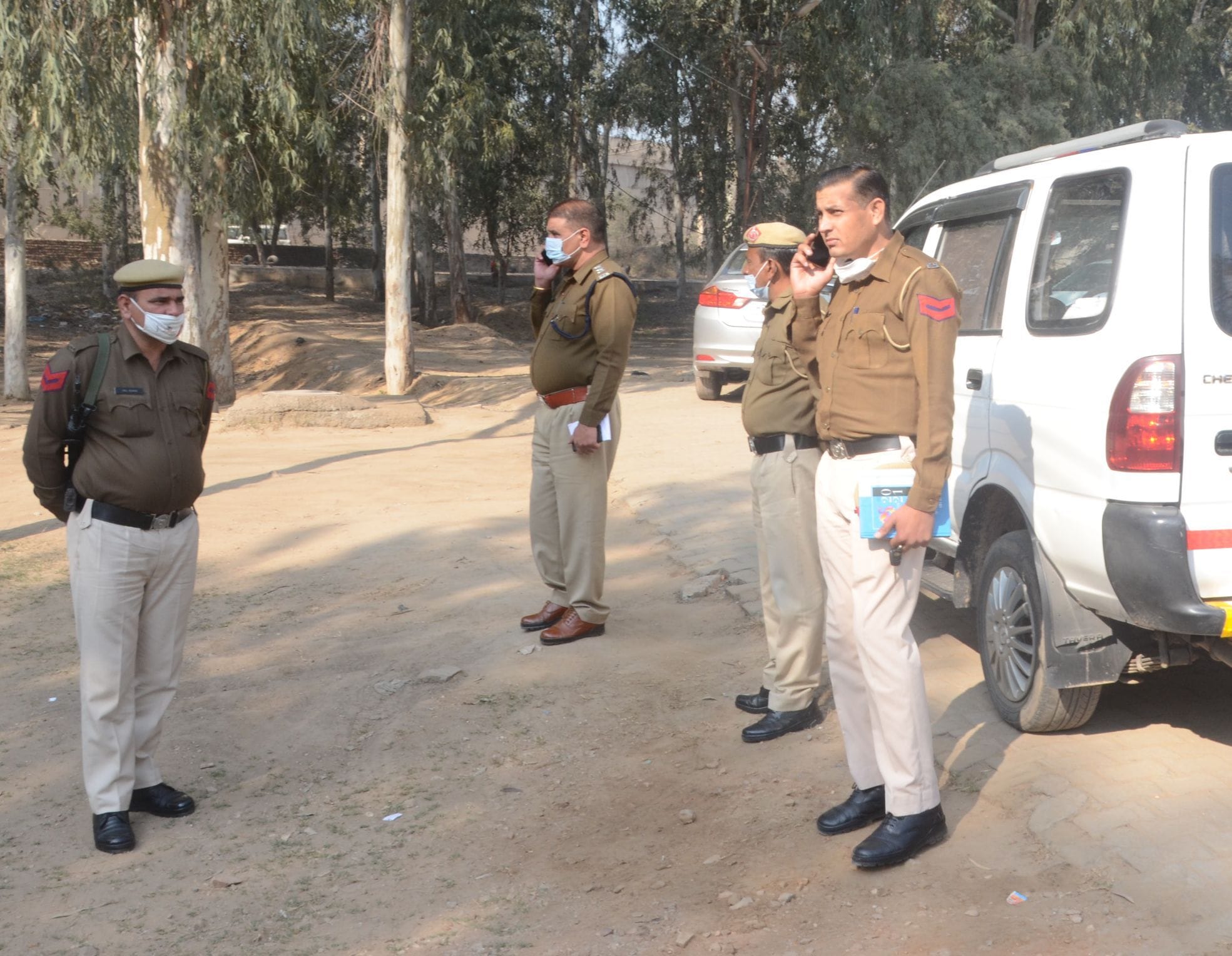  पोस्टमार्टम के दौरान दादरी सिविल अस्पताल में मौजूद डीएसपी जोगेंद्र व पुलिस। संवाद