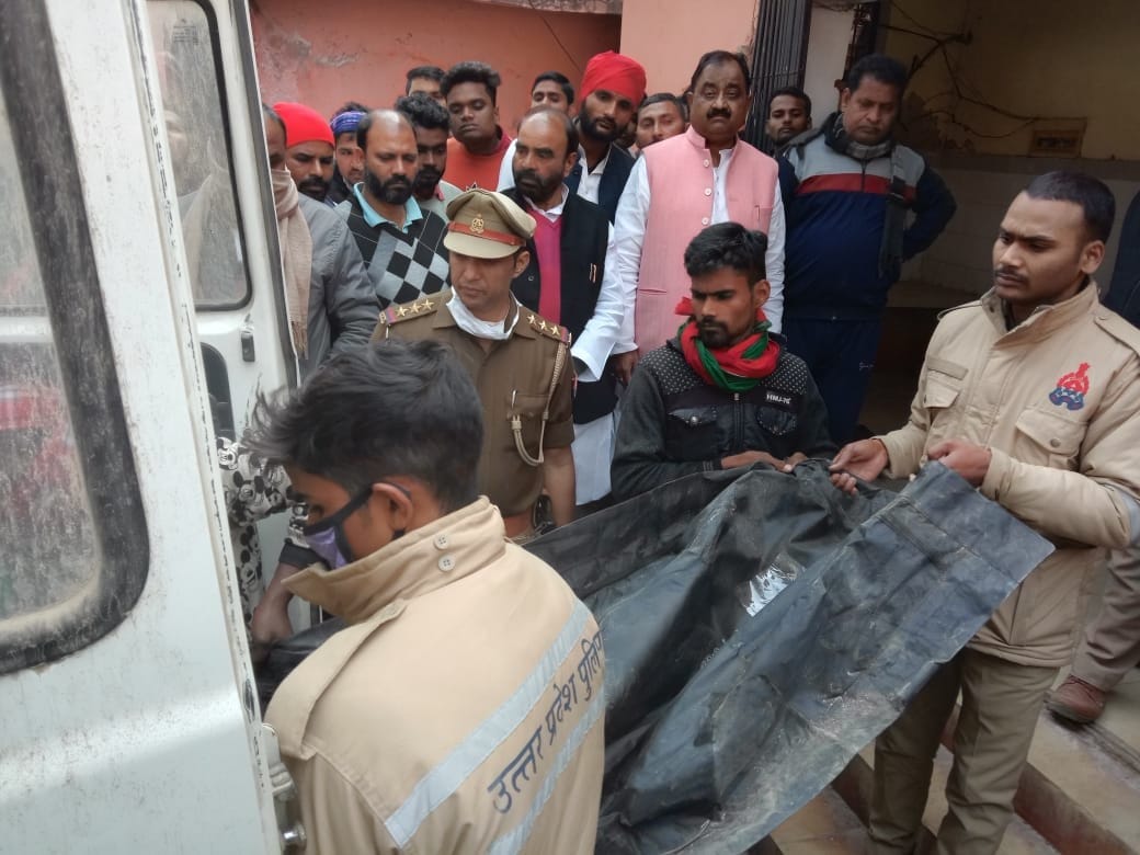जिला अस्पताल में सड़क दुर्घटना में मृत लोगों को एम्बुलेंस से बाहर निकलवाते पुलिसकर्मी।संवाद जिला अस्पताल में सड़क दुर्घटना में मृत लोगों को एम्बुलेंस से बाहर निकलवाते पुलिसकर्मी।संवाद