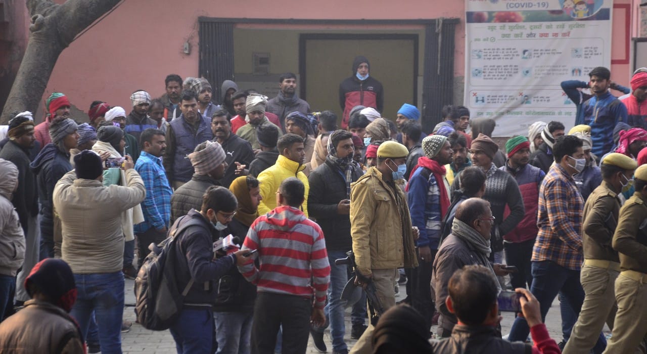 जिला अस्पताल मर्चरी के पास जुटी लोगों की भीड़।संवाद जिला अस्पताल मर्चरी के पास जुटी लोगों की भीड़।संवाद