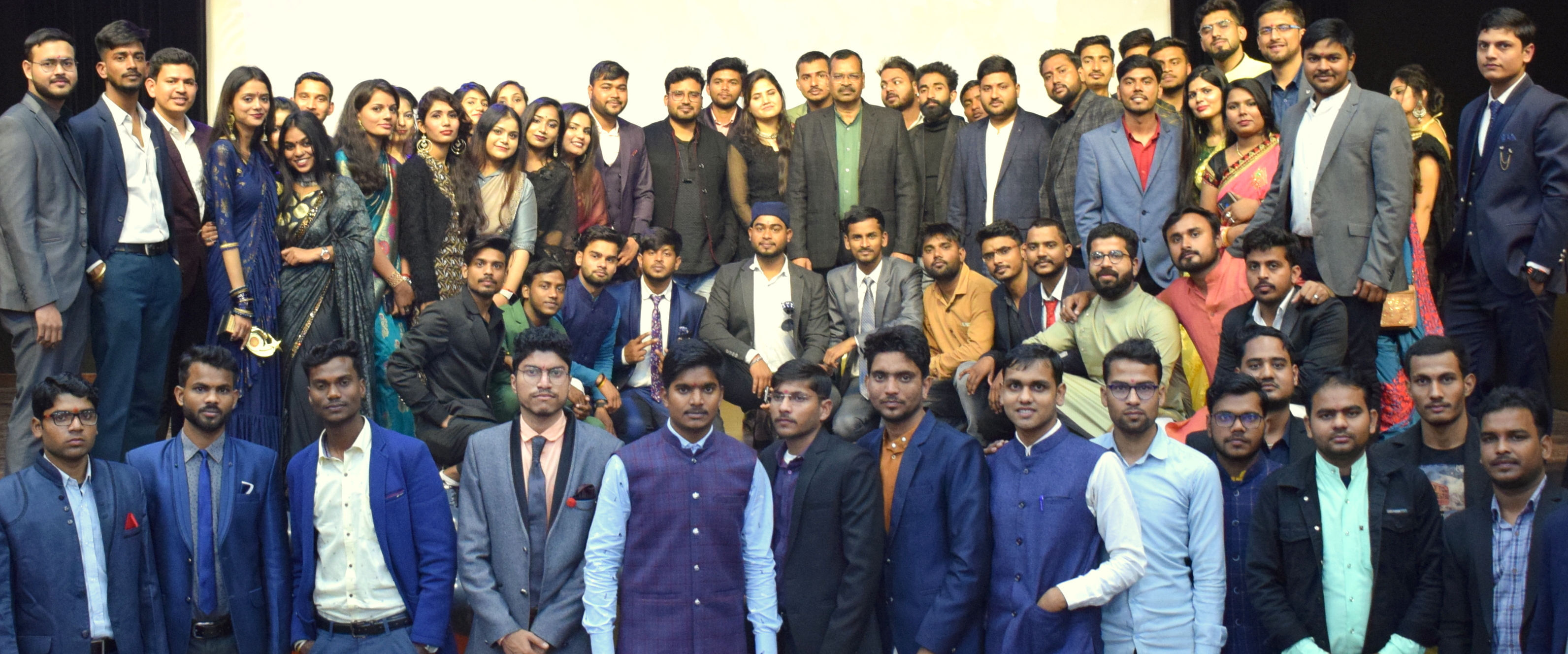 पूर्वांचल विवि के व्यवसाय प्रबंधन विभाग विभाग की फ्रेशर्स पार्टी में उपस्थित विद्यार्थी।