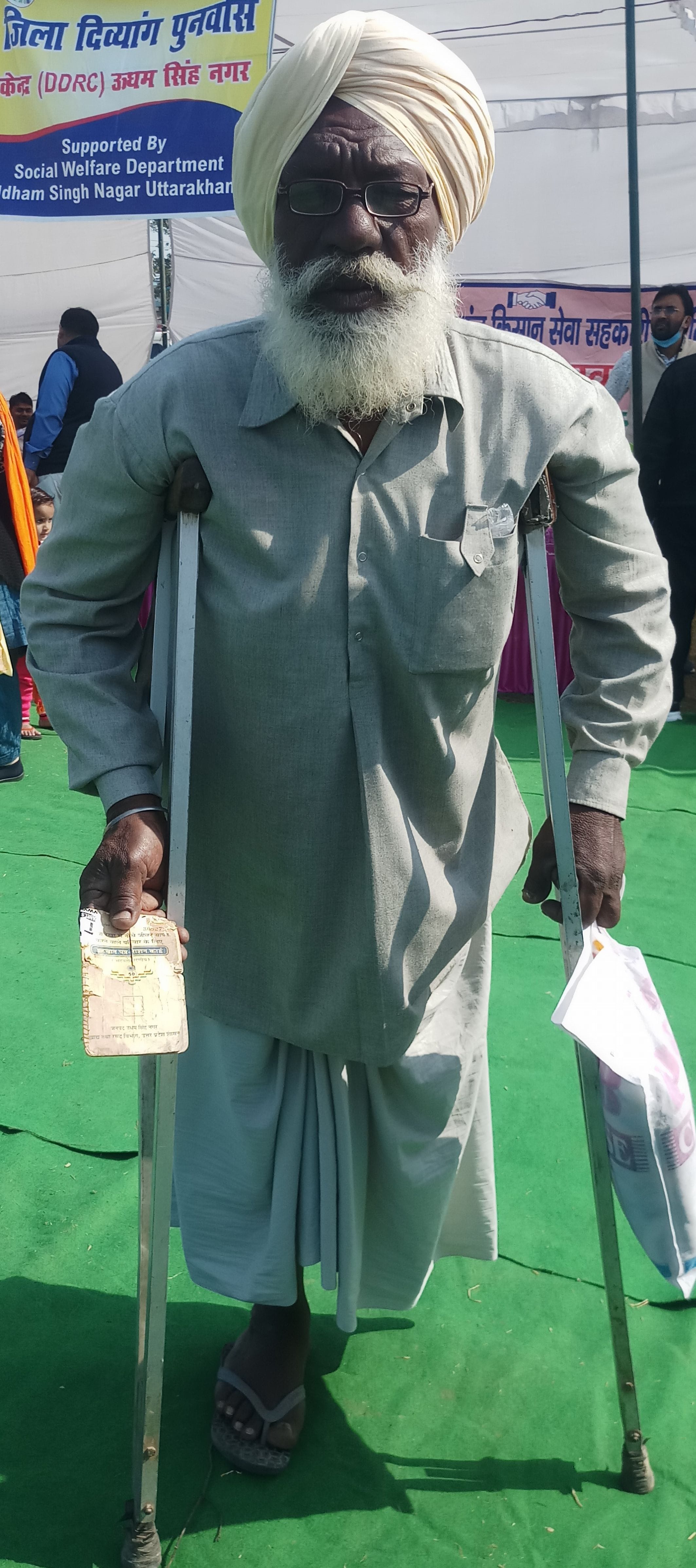 शिविर में यूपी के समय का राशन कार्ड निरस्त होने पर शिकायत लेकर पहुंचे बुजुर्ग दिव्यांग सतनाम सिं? शिविर में यूपी के समय का राशन कार्ड निरस्त होने पर शिकायत लेकर पहुंचे बुजुर्ग दिव्यांग सतनाम सिं?