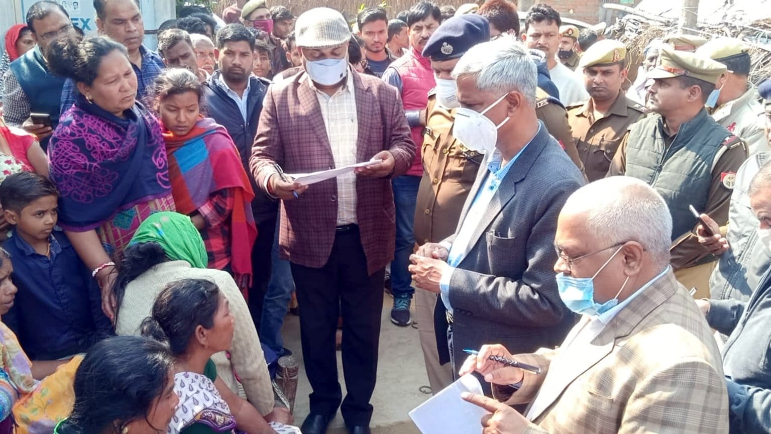 लखीमपुर में निघासन के गांव बाबूपुरवा में लापता मजदूरों के परिवार वालों को ढांढस बंधाते डीएम और ए?