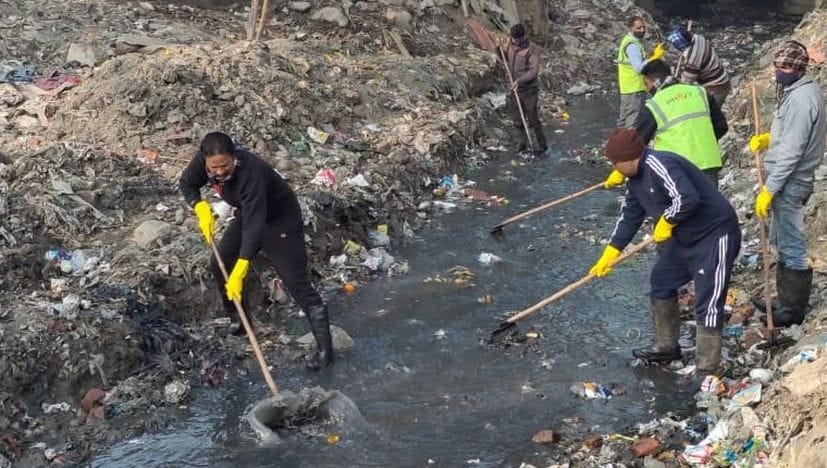 रुद्रपुर में कल्याणी नदी की सफाई करते लोग। रुद्रपुर में कल्याणी नदी की सफाई करते लोग।