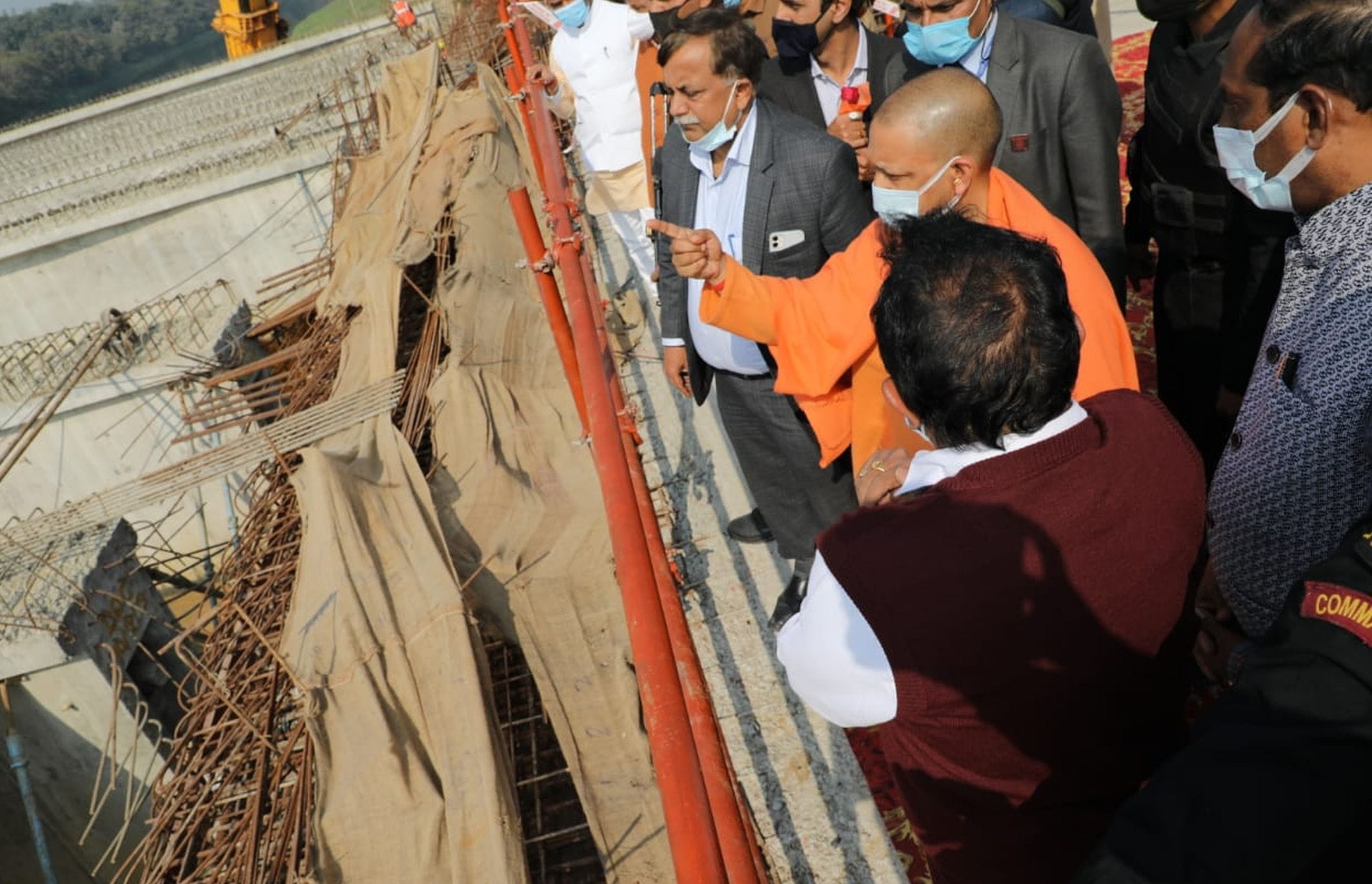 योध्या-मिल्कीपुर तहसील क्षेत्र की सीमा स्थित इदिलपुर गांव में निरीक्षण करते मुख्यमंत्री योगी आ? योध्या-मिल्कीपुर तहसील क्षेत्र की सीमा स्थित इदिलपुर गांव में निरीक्षण करते मुख्यमंत्री योगी आ?