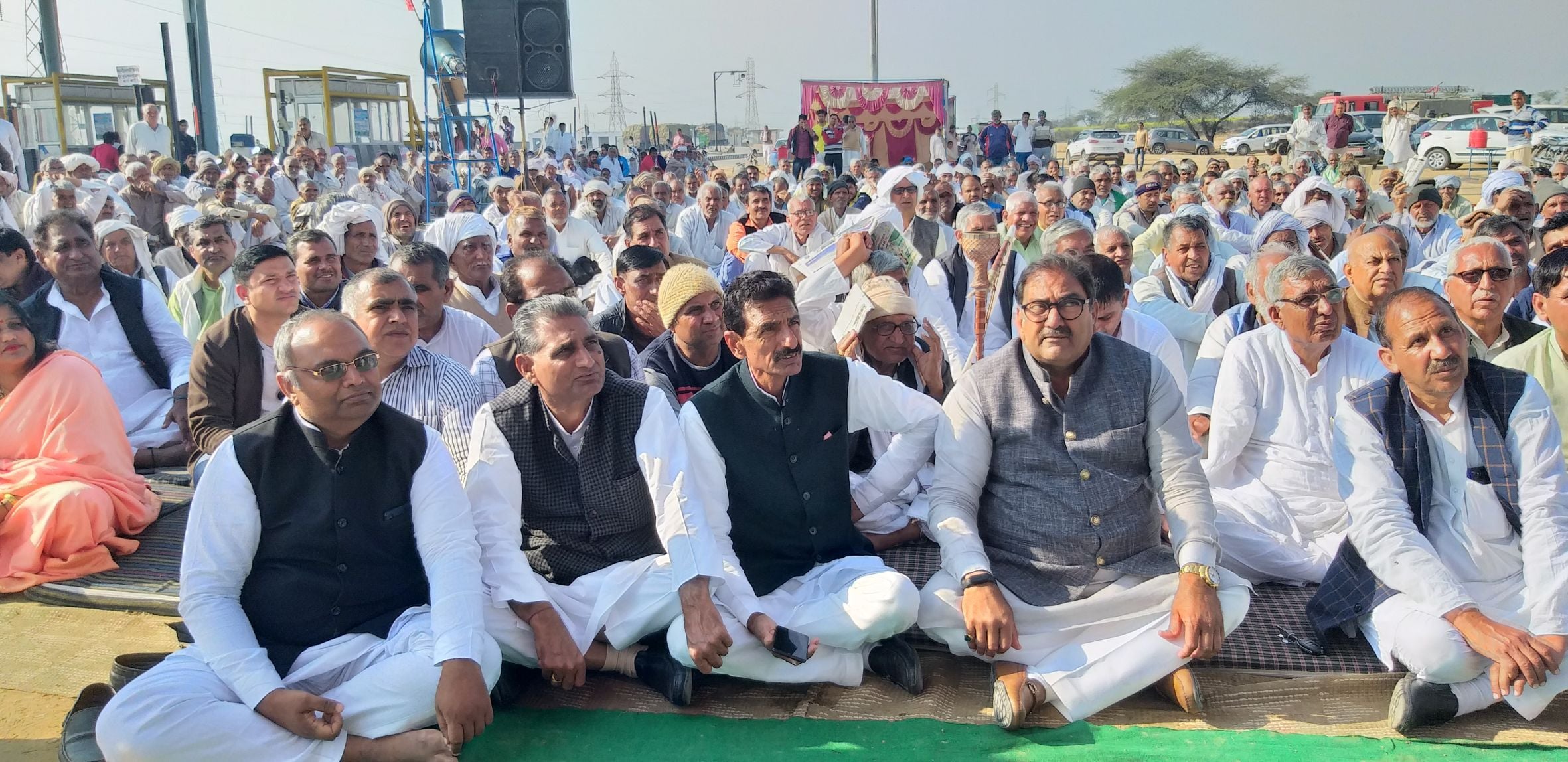  कितलाना टोल प्लाजा पर किसानों के बीच बैठे अभय सिंह चौटाला।