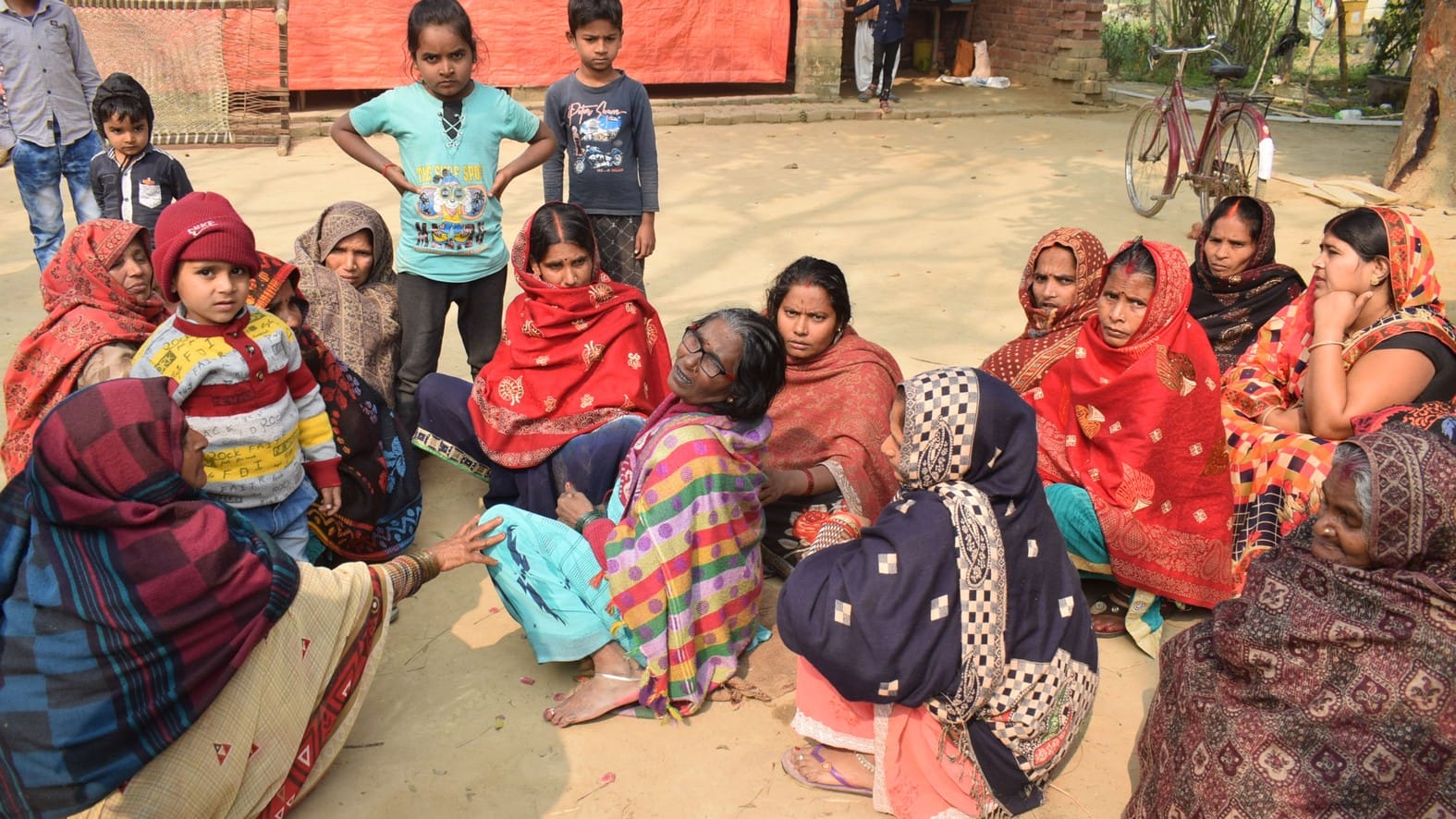 करंजाकला क्षेत्र के जलालपुर गांव में सड़क दुर्घटना में मृत राम कुमार के रोते बिलखते परिजन। करंजाकला क्षेत्र के जलालपुर गांव में सड़क दुर्घटना में मृत राम कुमार के रोते बिलखते परिजन।
