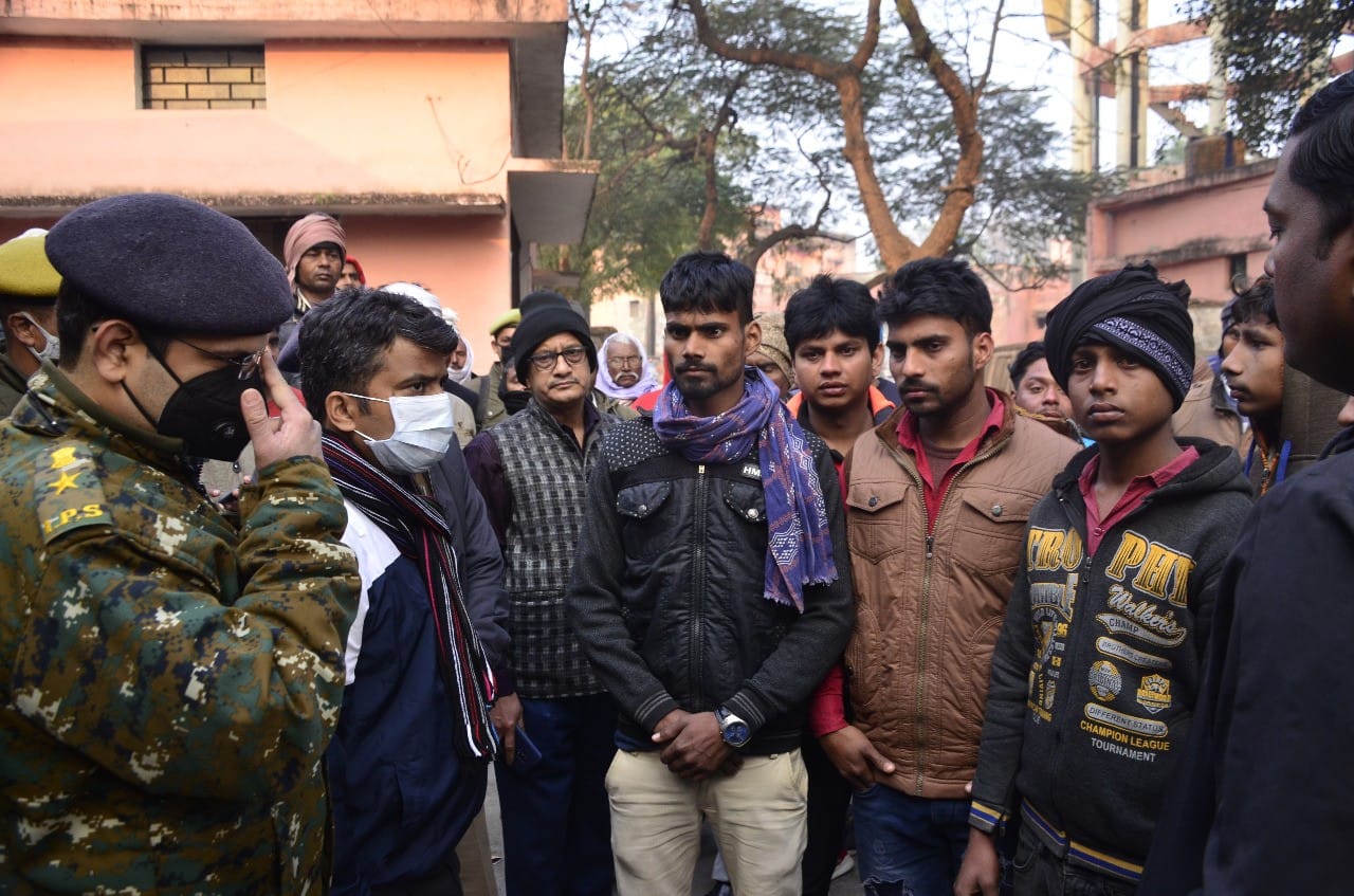 जौनपुर के जलालपुर क्षेत्र के लहंगपुर गांव के पास हुई भीषण सड़क दुर्घटना में मृत लोगों के परिजनों जौनपुर के जलालपुर क्षेत्र के लहंगपुर गांव के पास हुई भीषण सड़क दुर्घटना में मृत लोगों के परिजनों