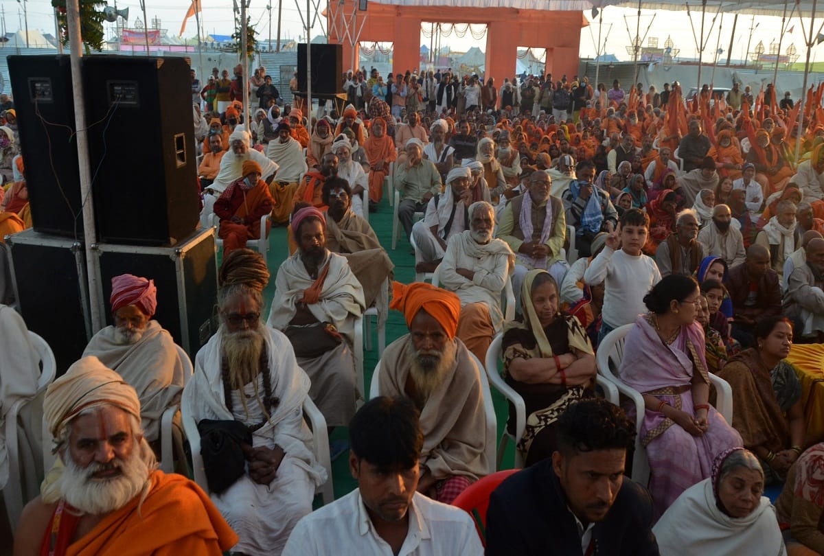prayagraj news : हरिहर संत सम्मेलन में मौजूद साधु-संत और भक्तगण।